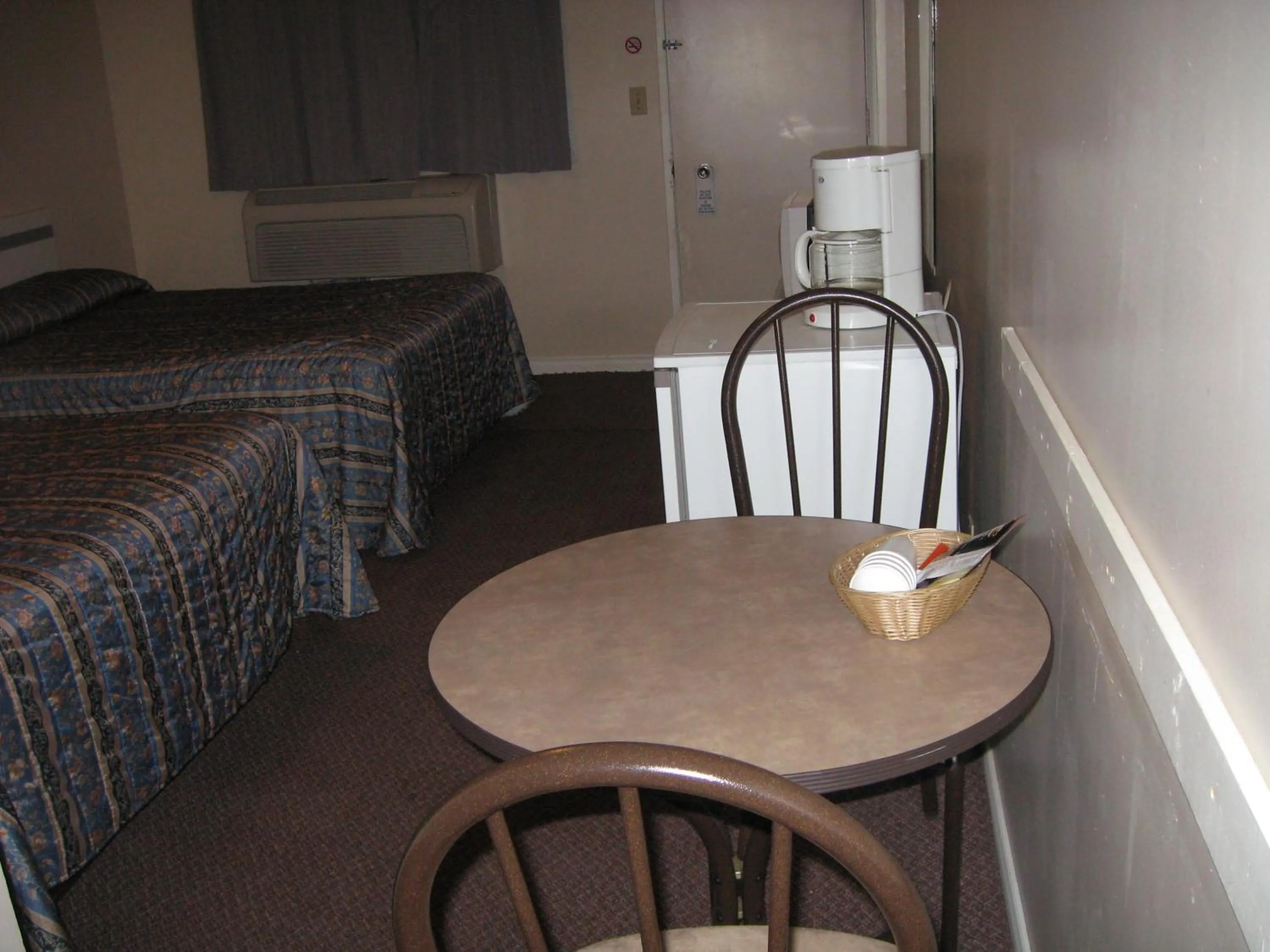 Bed in Pals Motel and RV Park