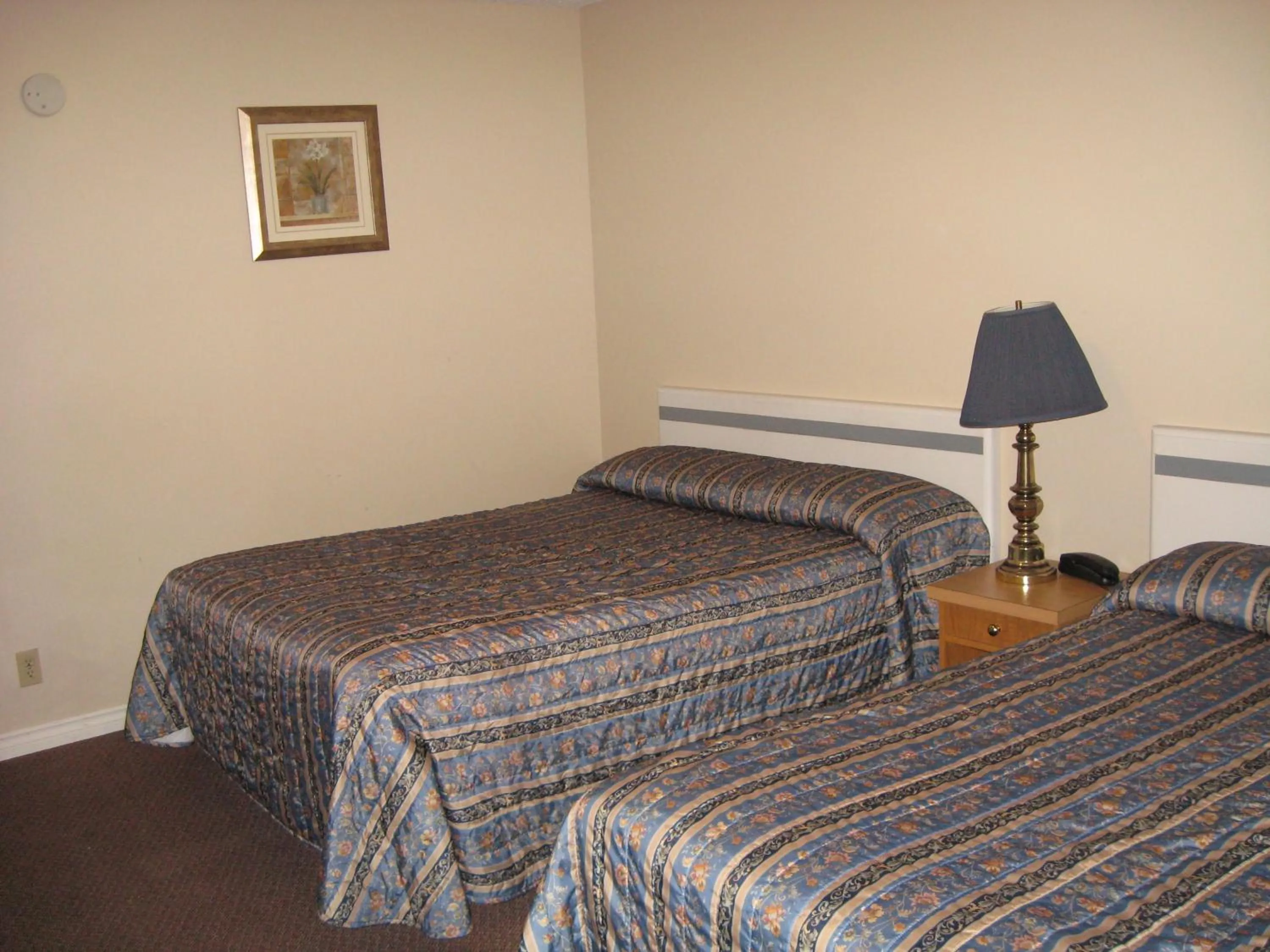 Bed in Pals Motel and RV Park