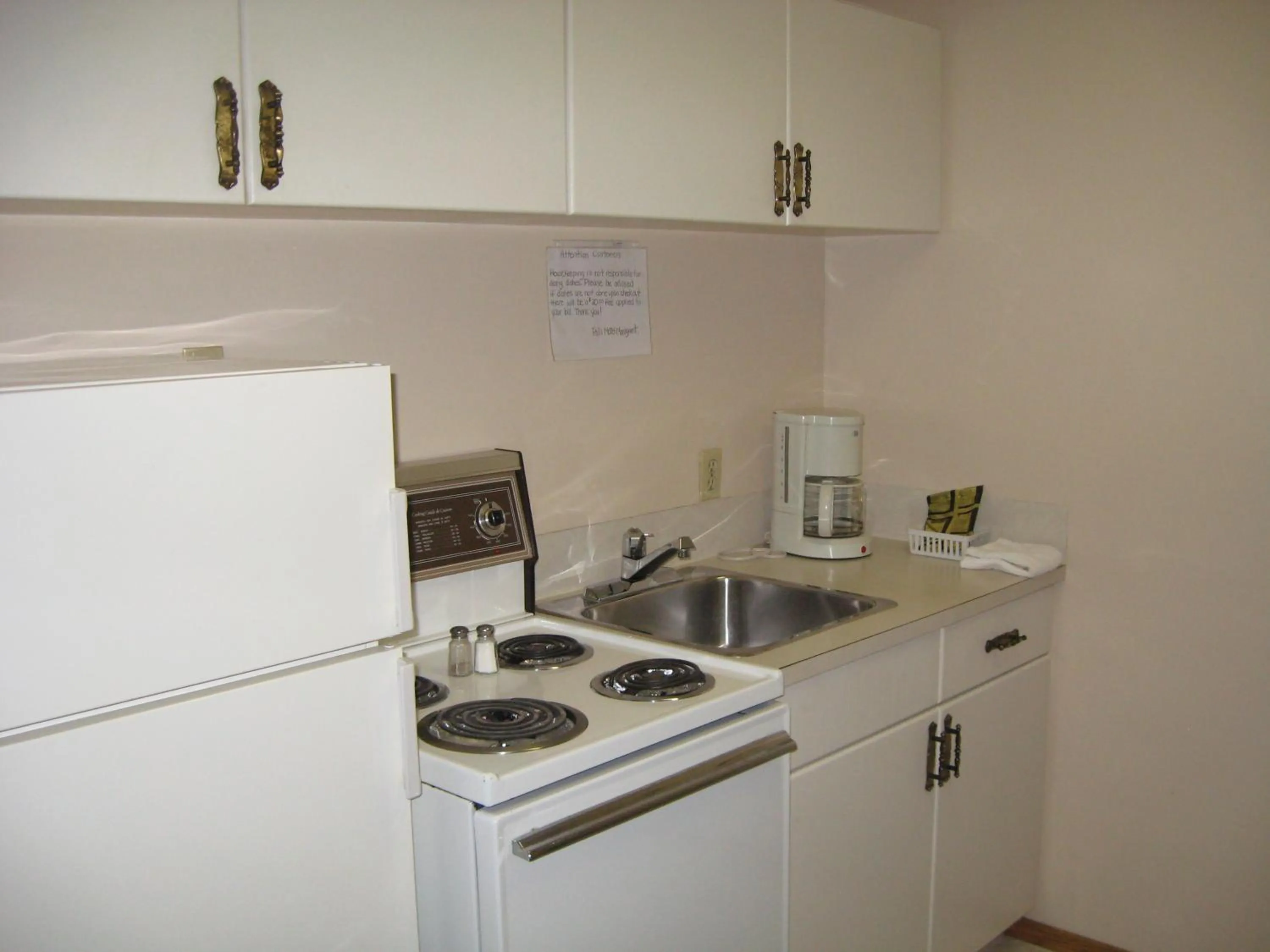 Kitchen or kitchenette in Pals Motel and RV Park