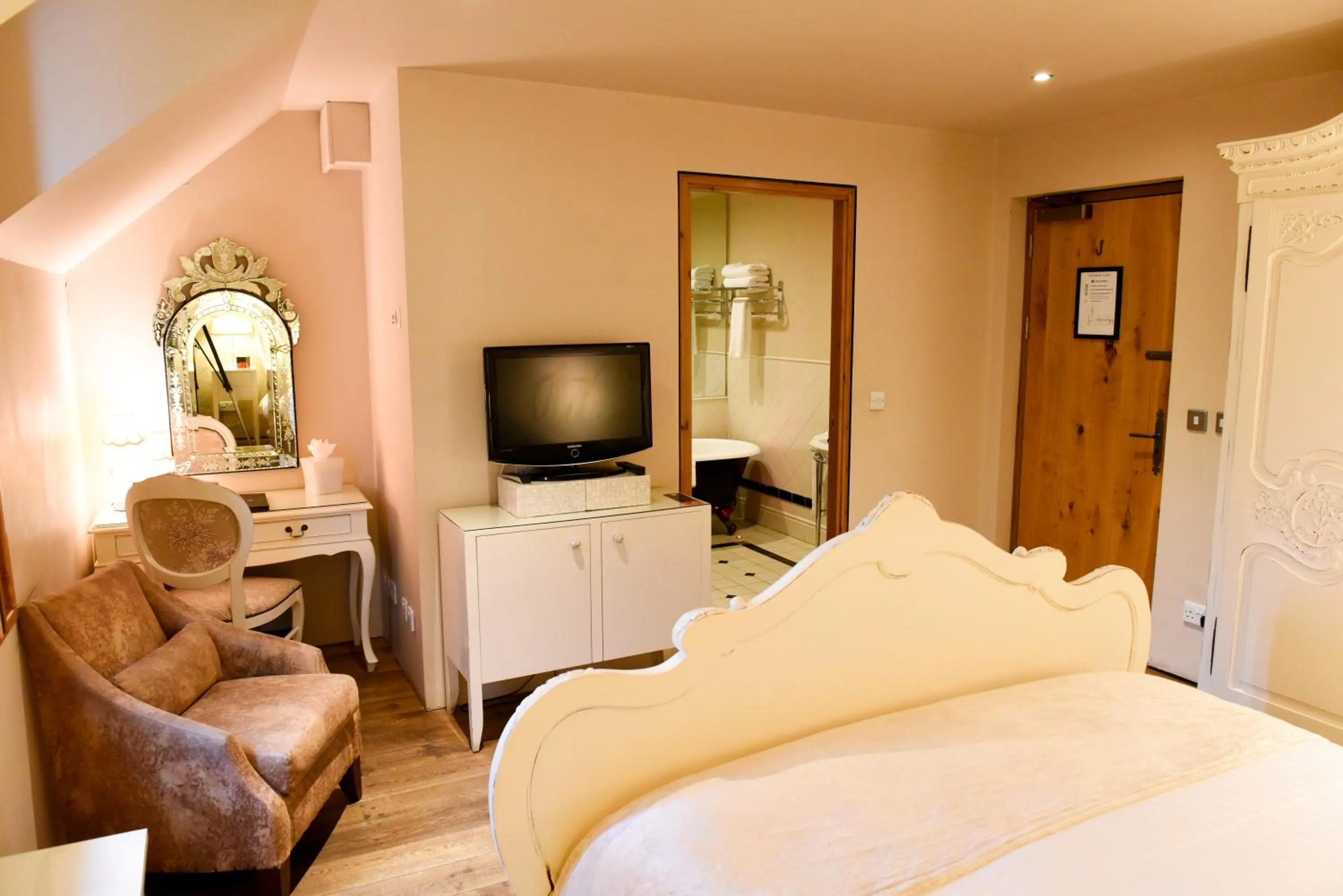 Bedroom, Bed in Glenskirlie Castle Hotel