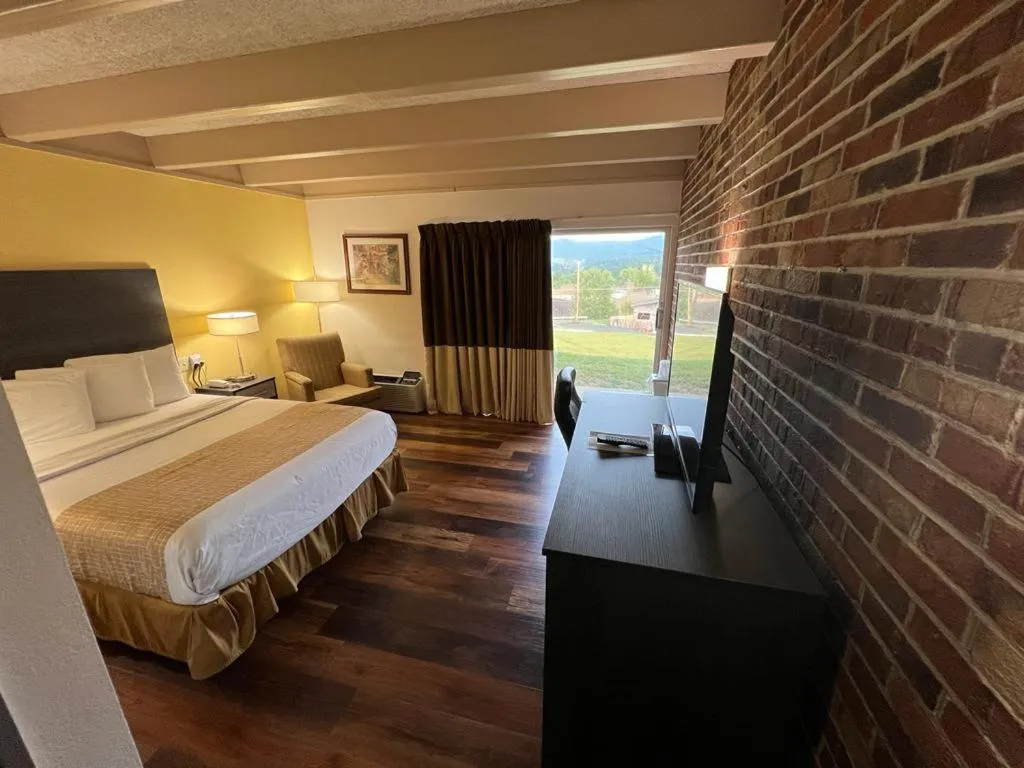 Photo of the whole room, Bed in Travelodge by Wyndham Wytheville