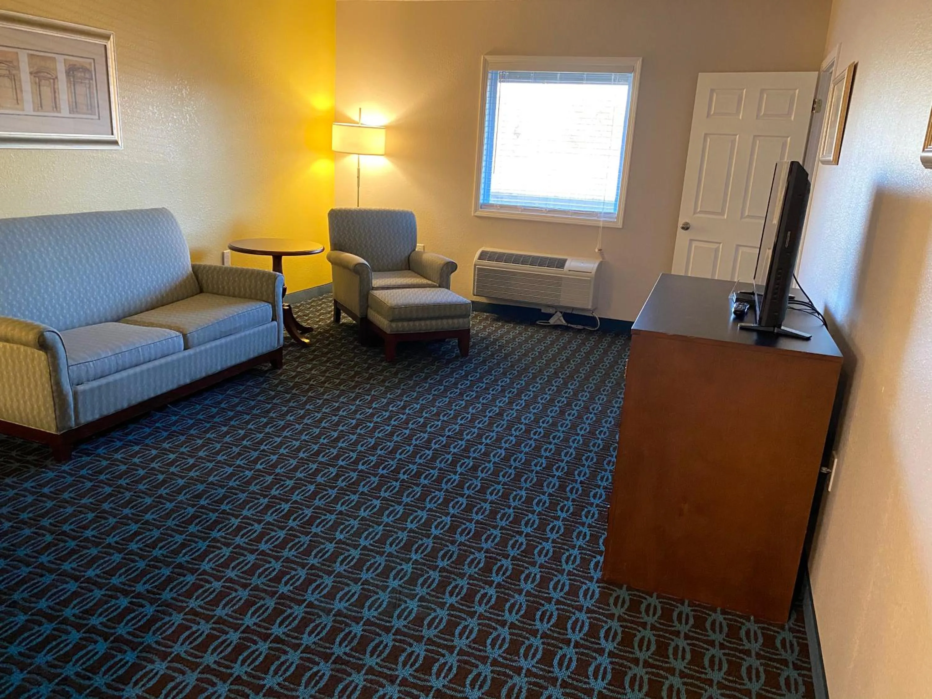 Living room, Bed in Travelodge by Wyndham Wytheville