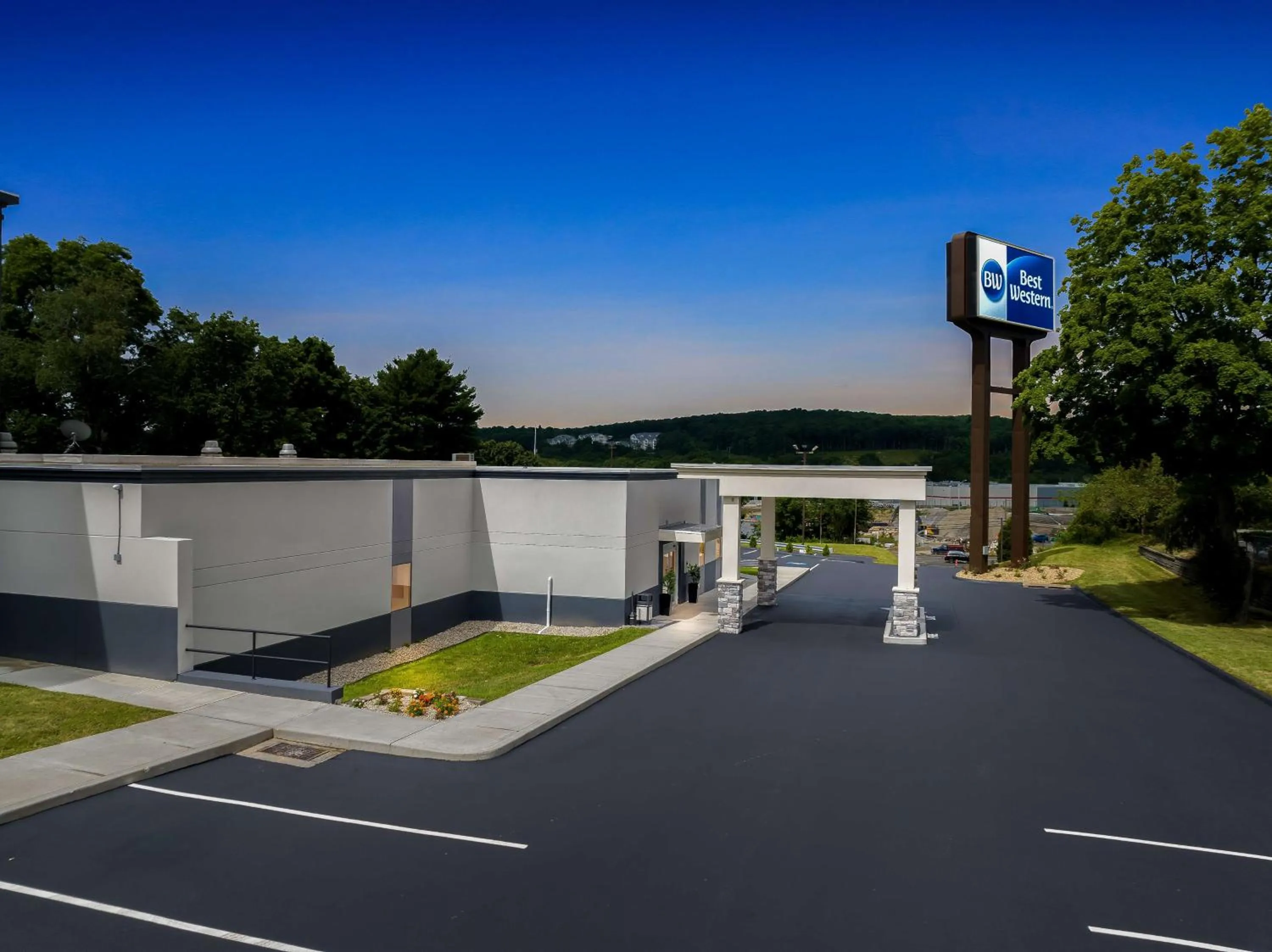 Property building in Best Western Niantic - New London, Mystic Area