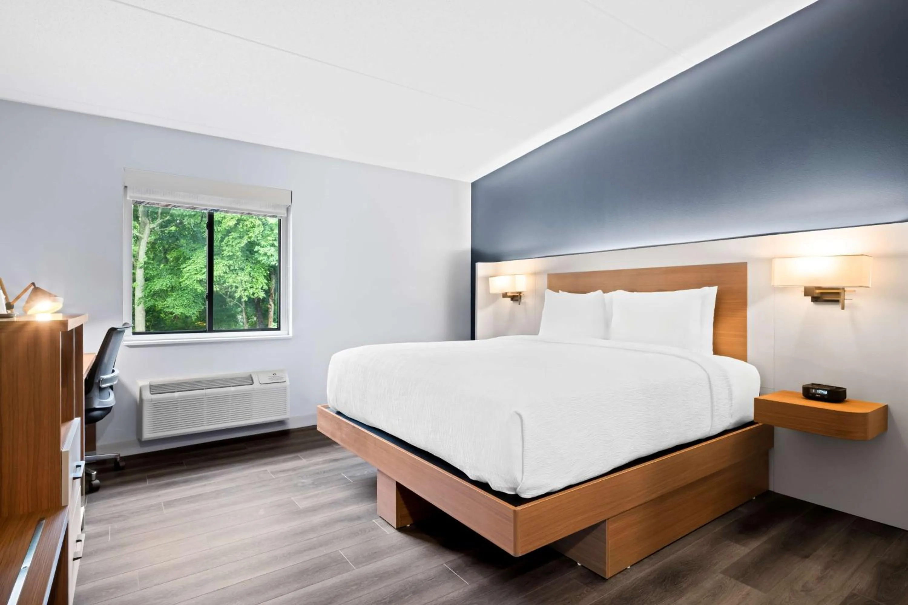 Bedroom, Bed in Best Western Niantic - New London, Mystic Area