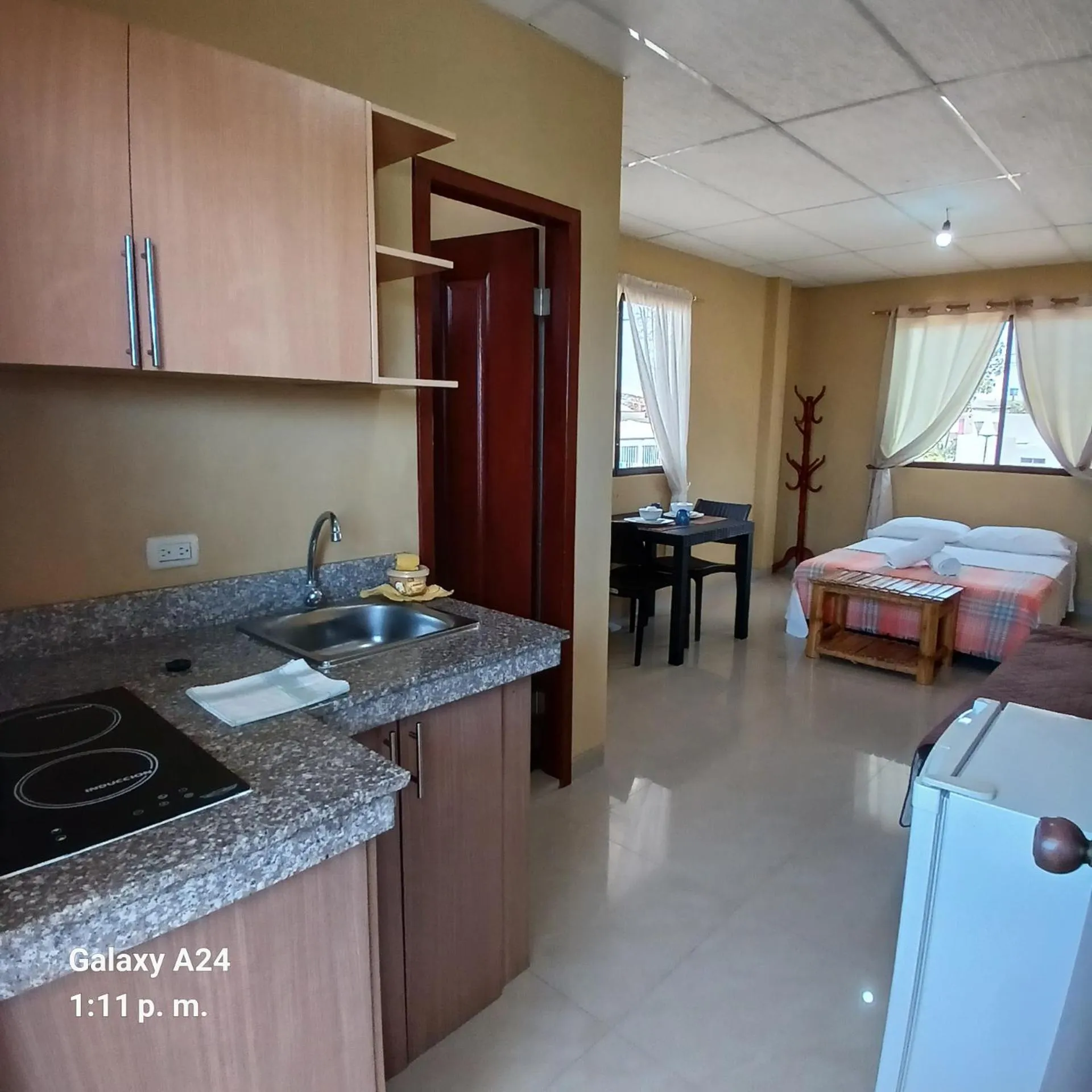 Photo of the whole room, Bed in Suites Sonikikos