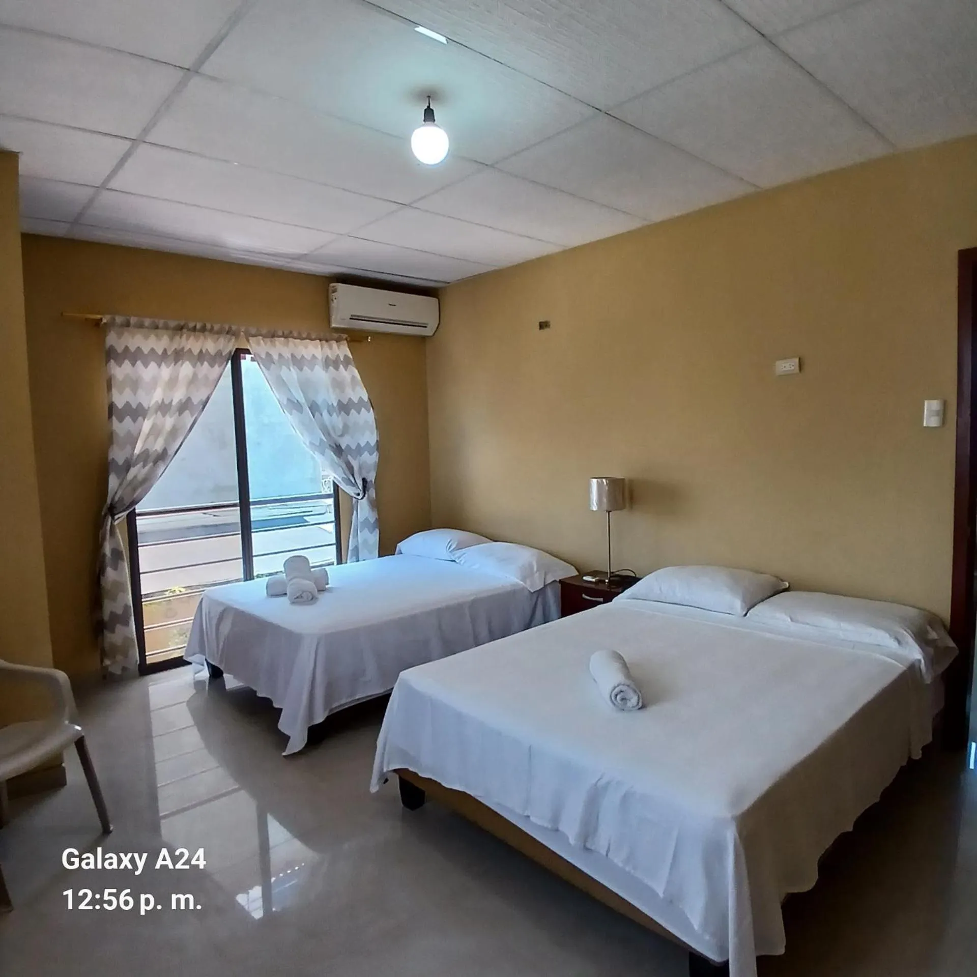 Photo of the whole room, Bed in Suites Sonikikos