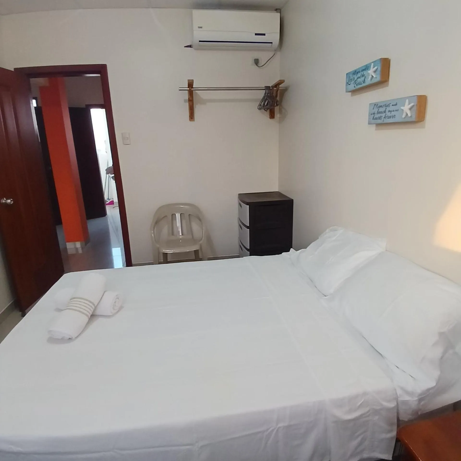 towels, Bed in Suites Sonikikos