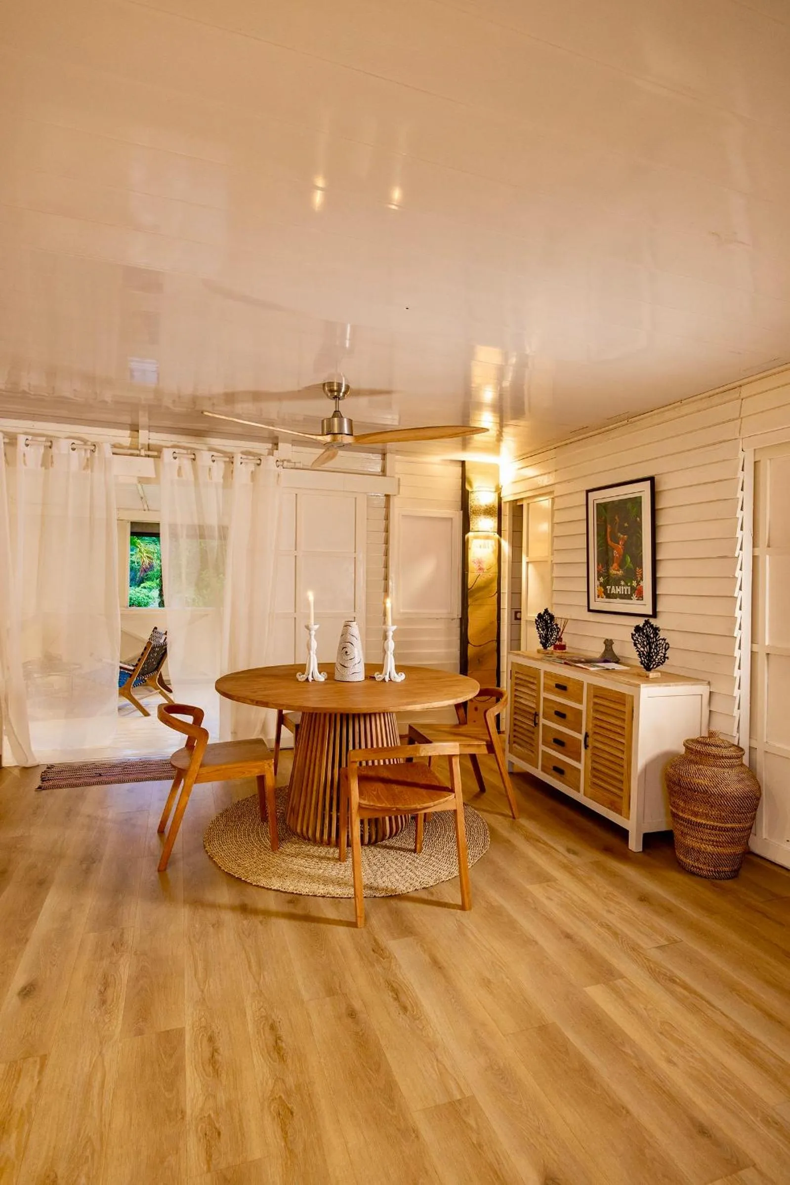 Living room, Bed in Opoa Beach Hotel