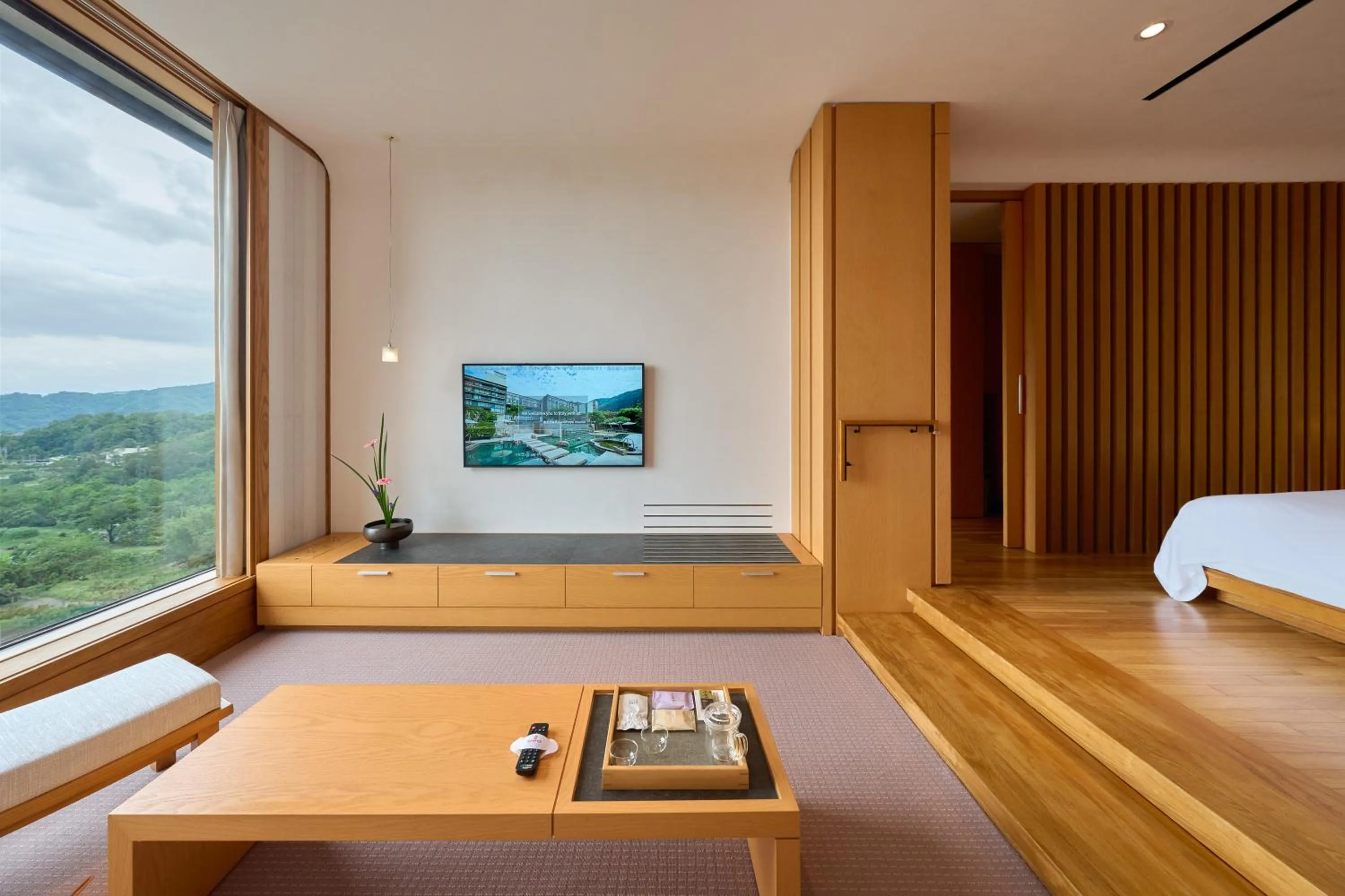 View (from property/room), Bed in Hotel Royal Chiao Hsi