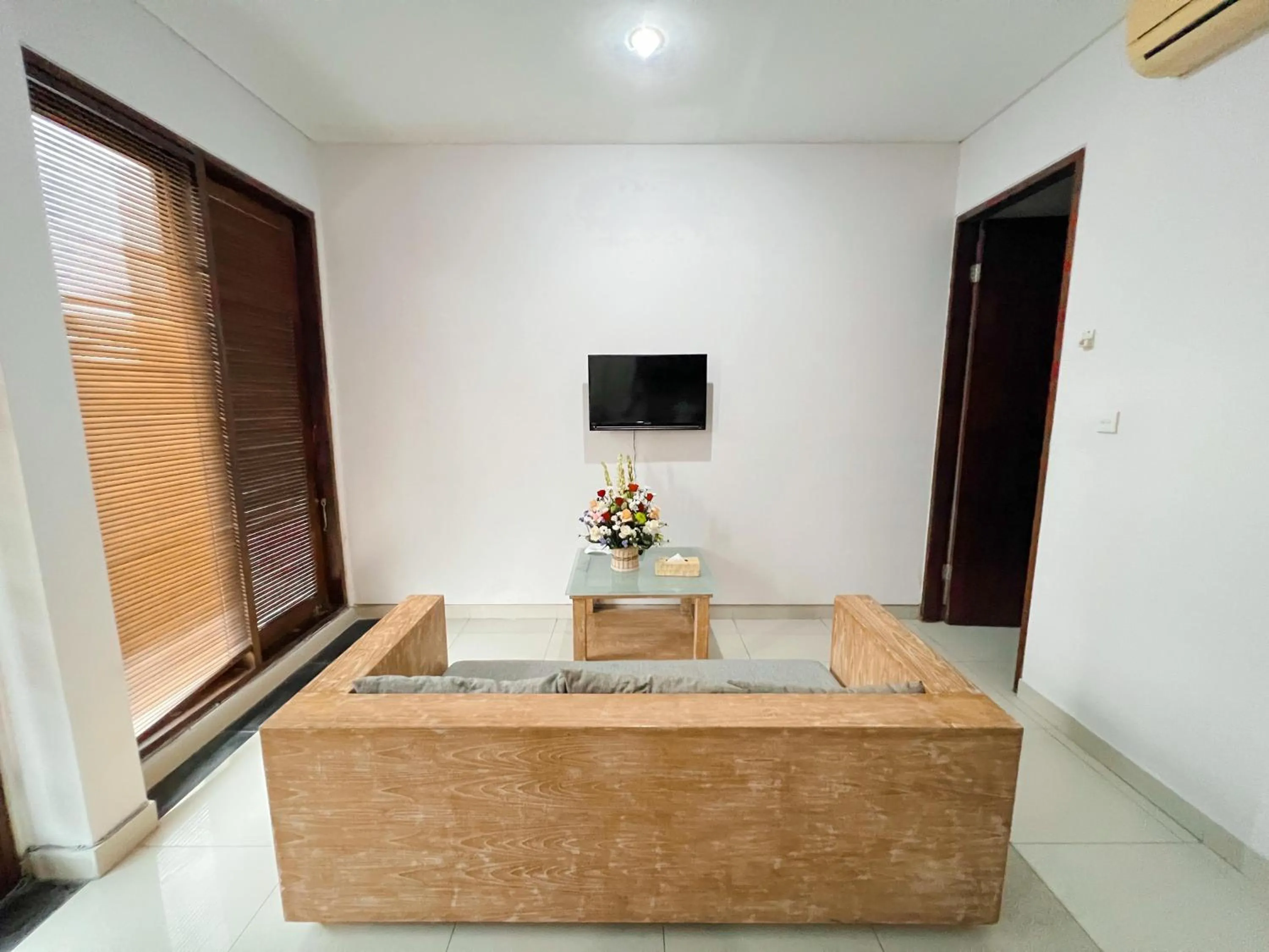 Communal lounge/ TV room in Apple Villas & Apartments
