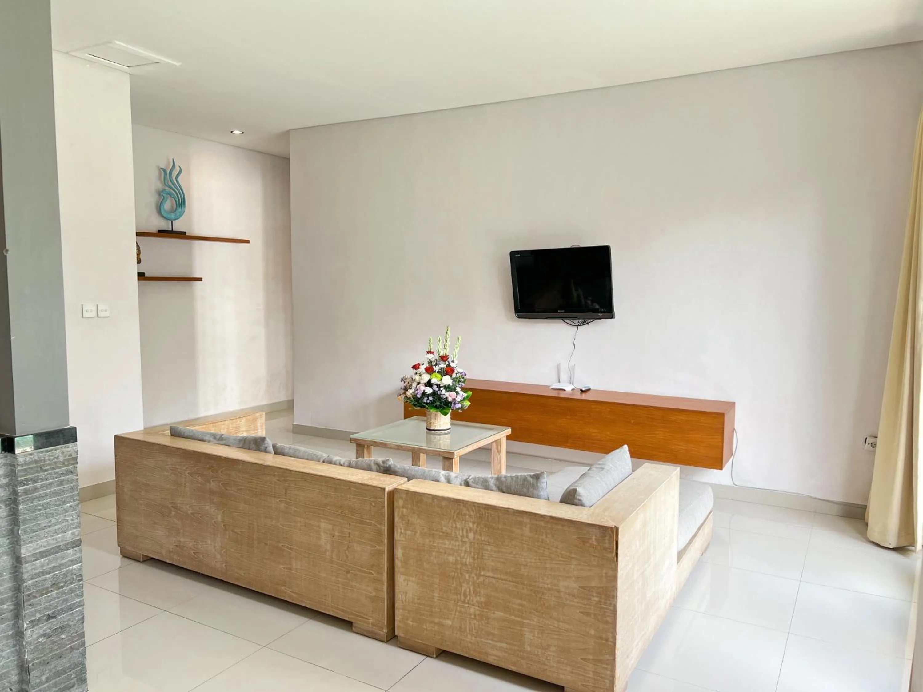 Communal lounge/ TV room in Apple Villas & Apartments