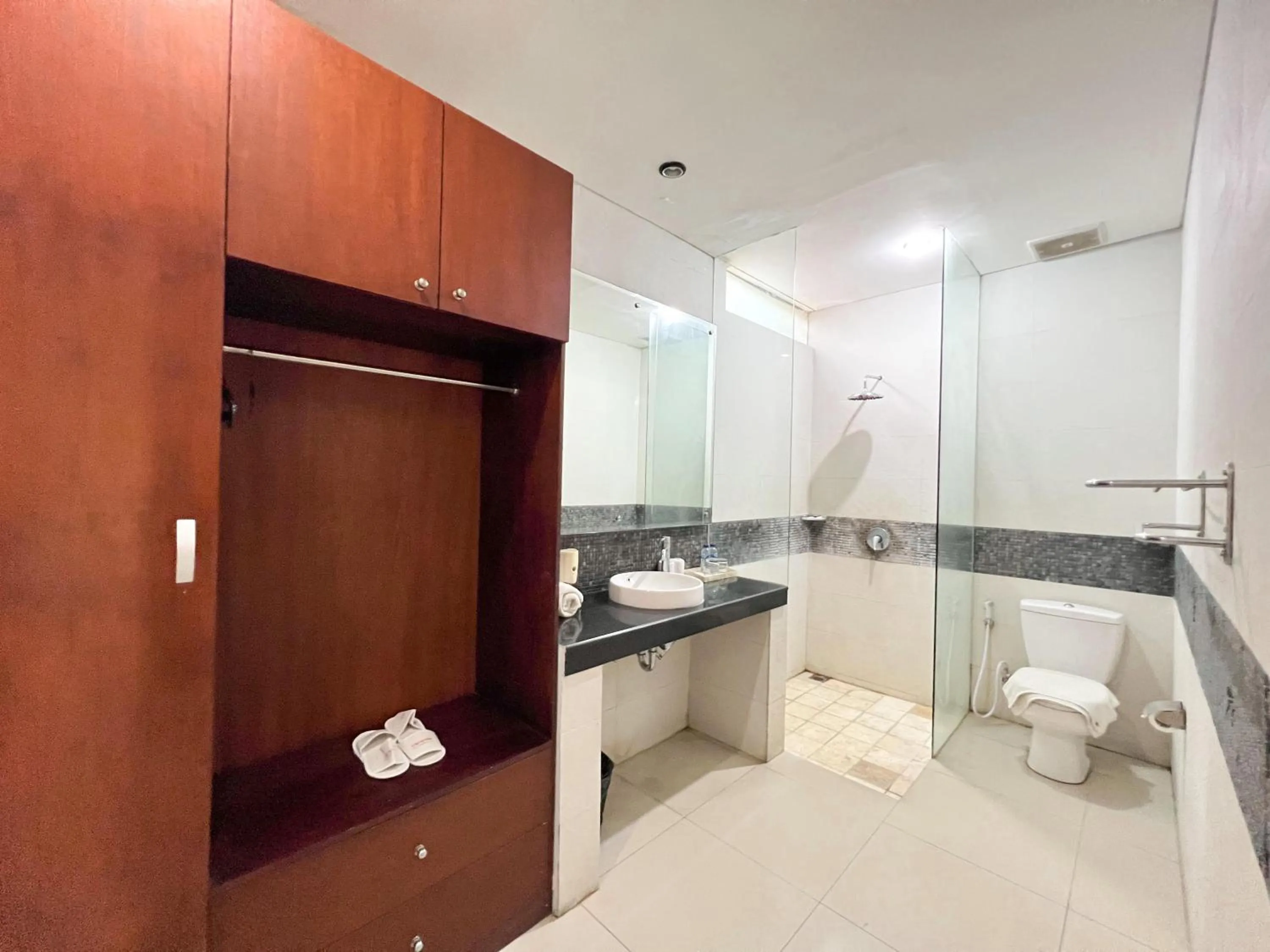 Shower in Apple Villas & Apartments