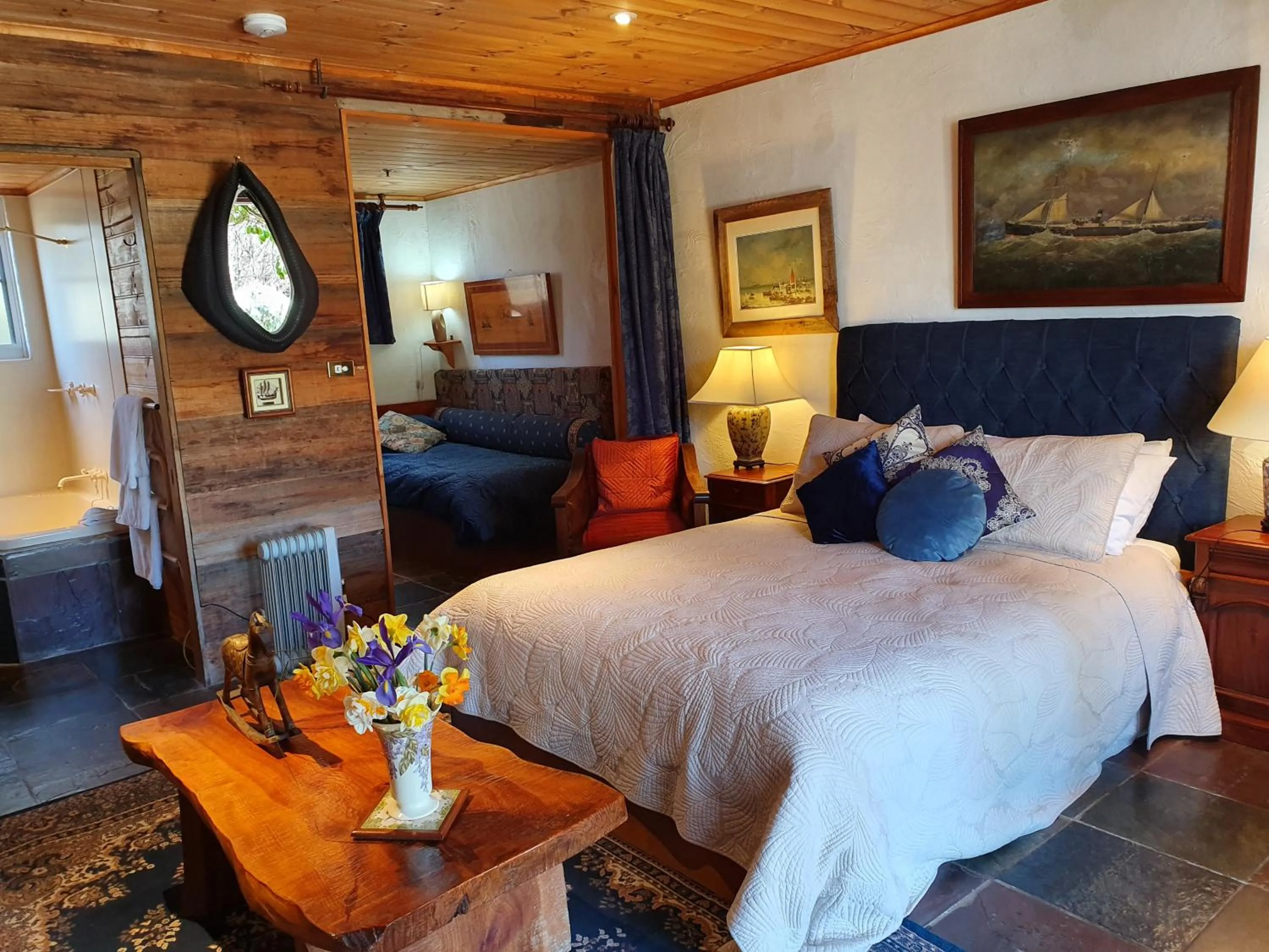 Photo of the whole room, Bed in Hawley House