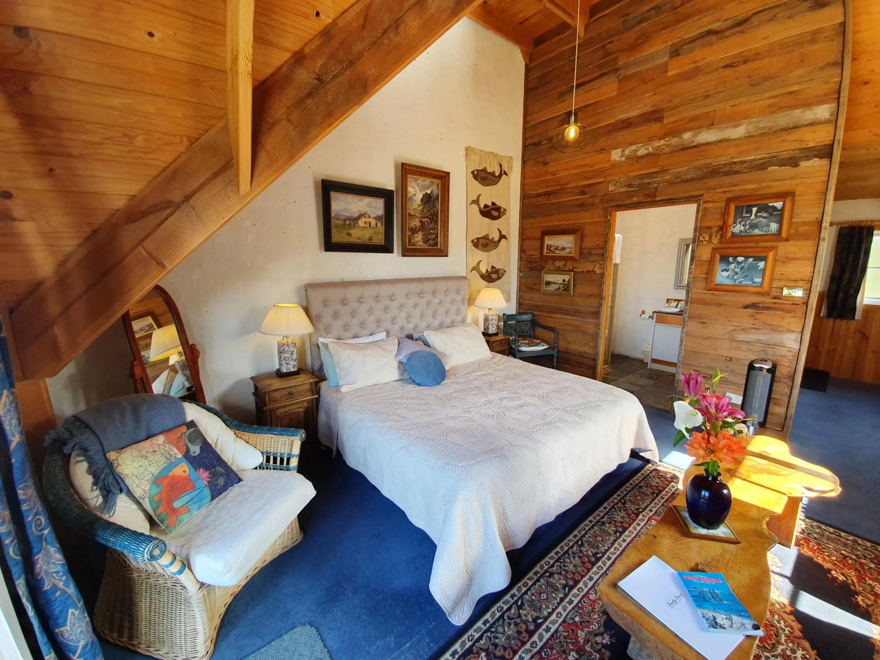 Photo of the whole room, Bed in Hawley House