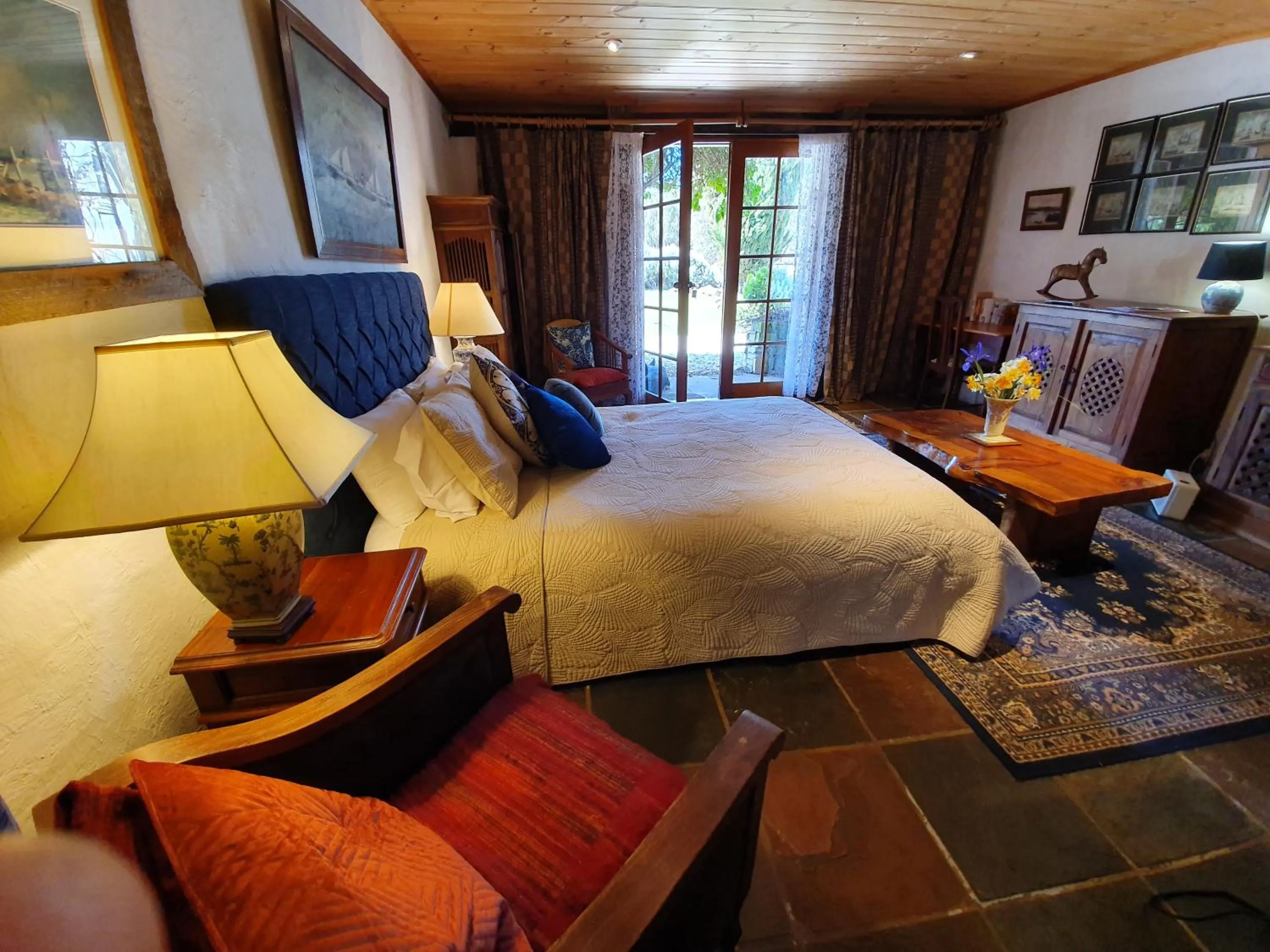 Photo of the whole room, Bed in Hawley House