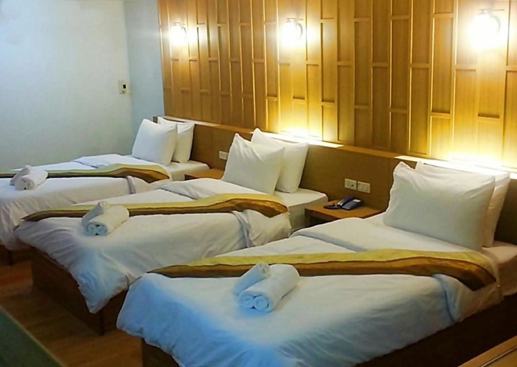 Bed in King Royal Garden Inn