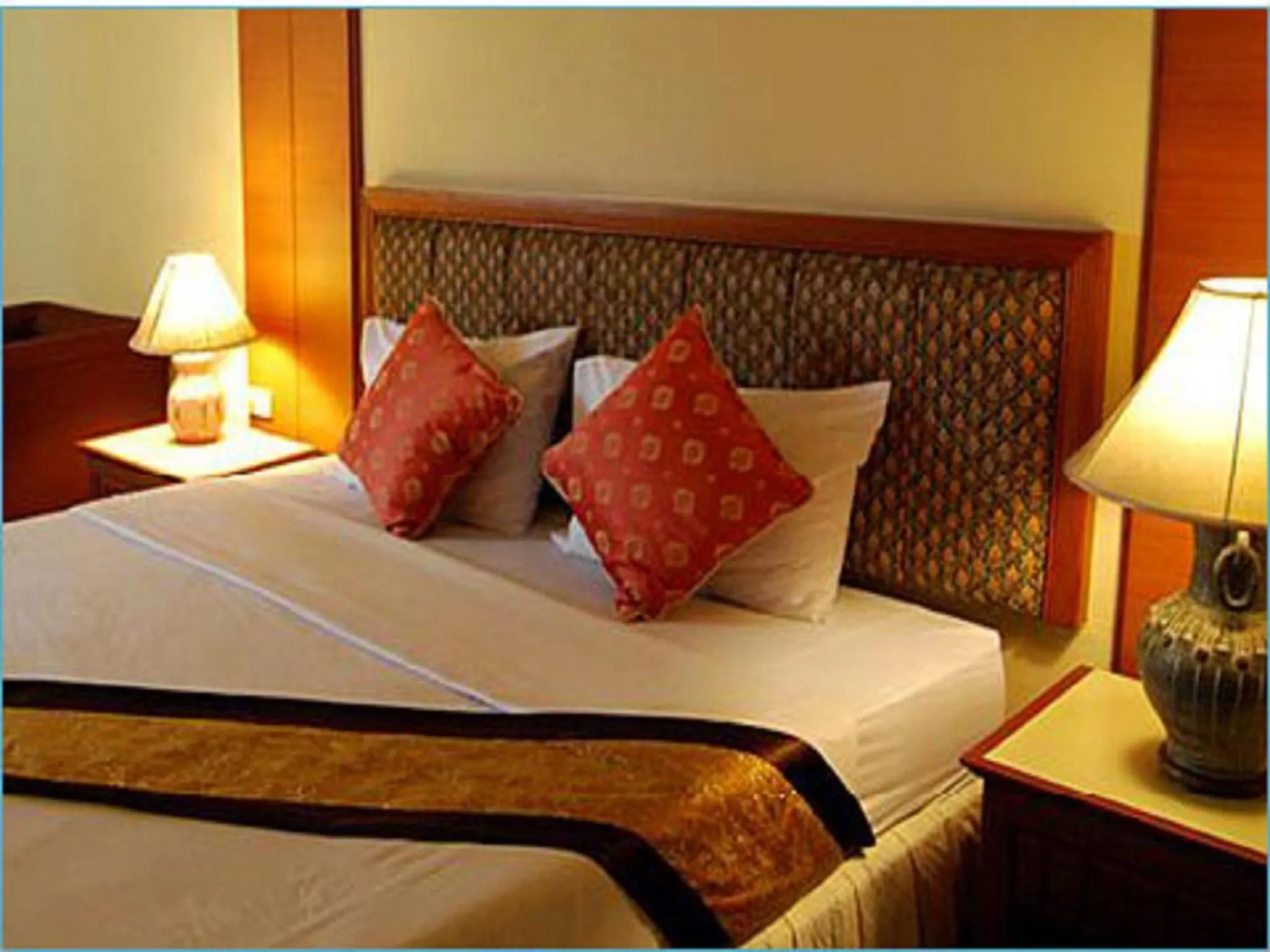 Bed in King Royal Garden Inn