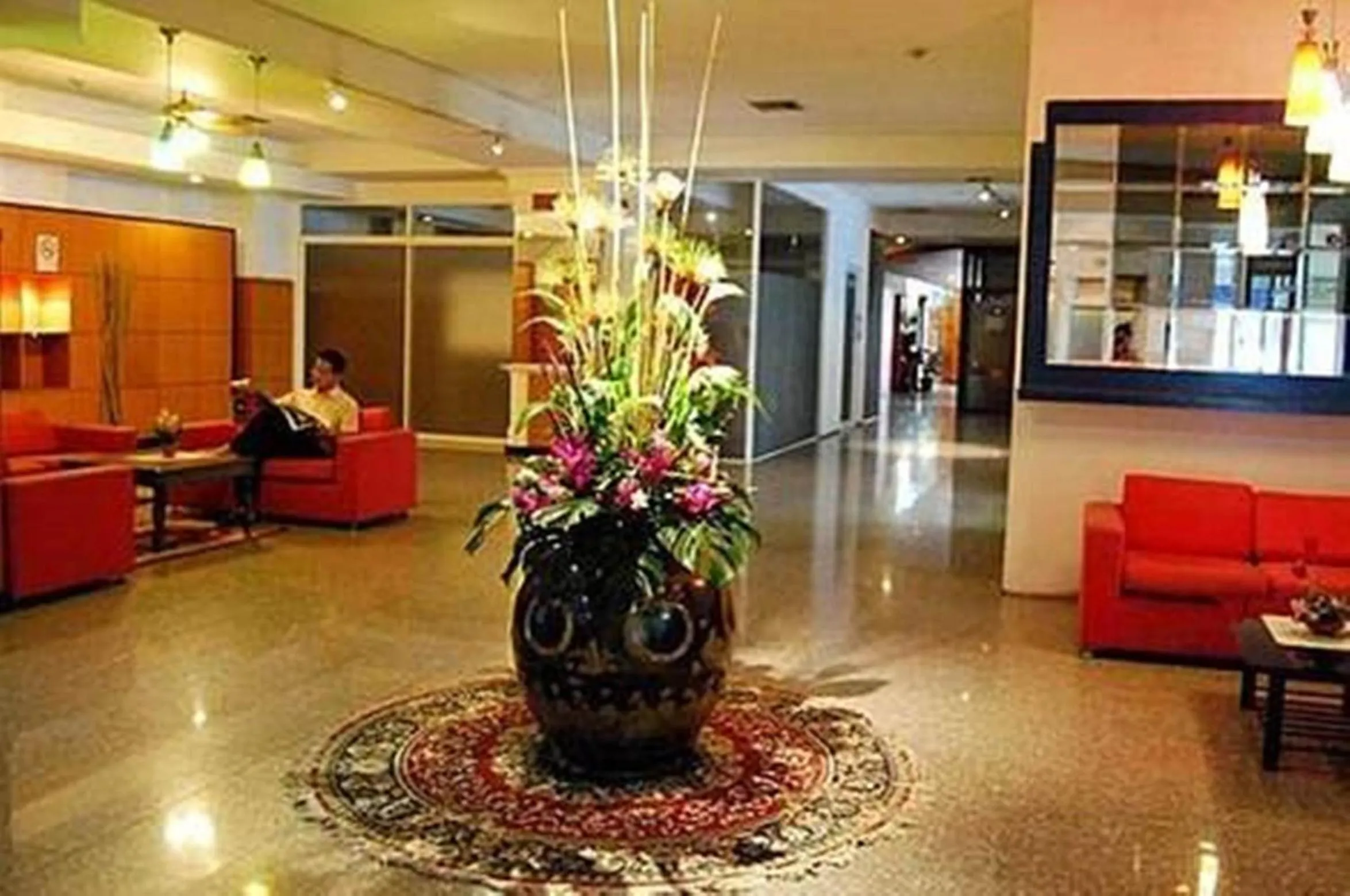 Restaurant/places to eat in King Royal Garden Inn