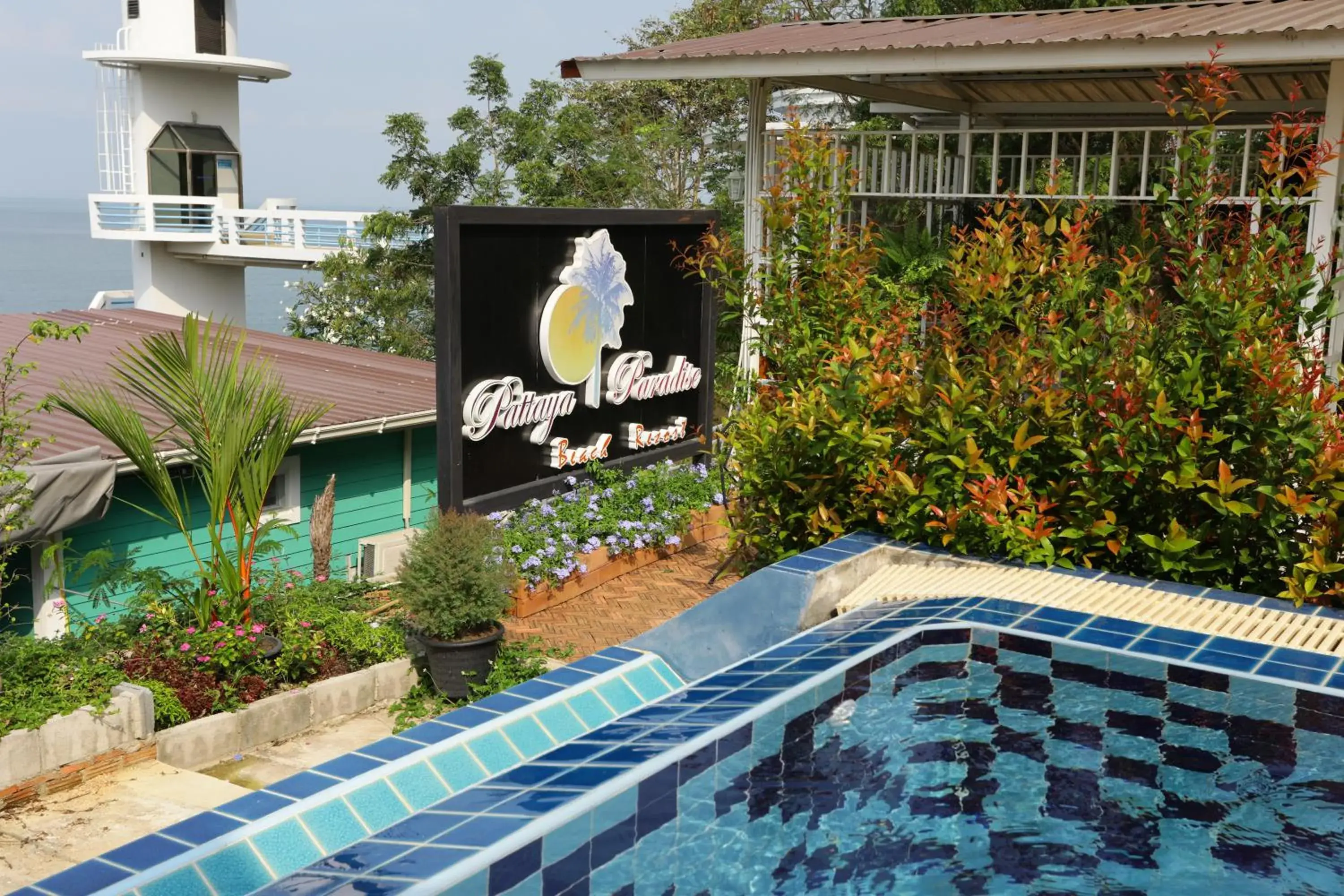 Swimming pool in Pattaya Paradise Beach Resort Swimming pool in Pattaya Paradise Beach Resort