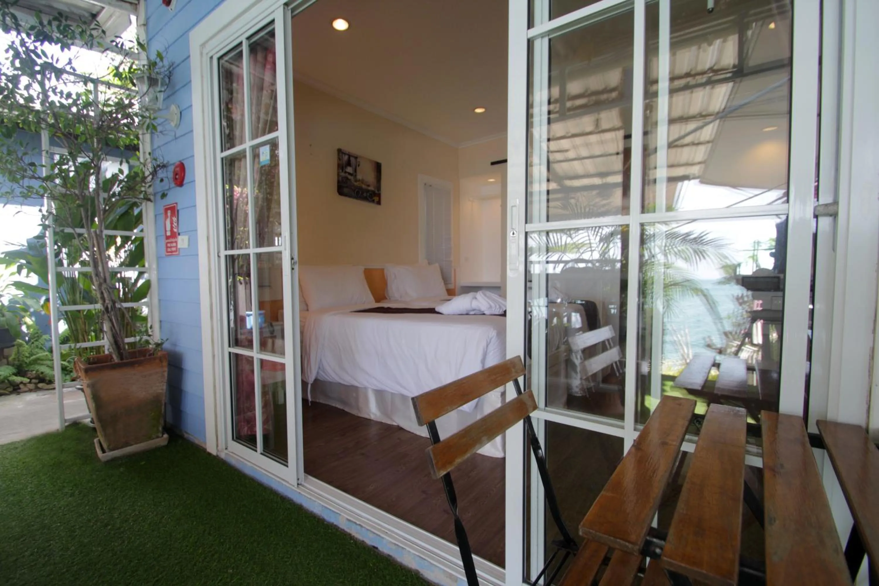 Balcony/Terrace, Bed in Pattaya Paradise Beach Resort