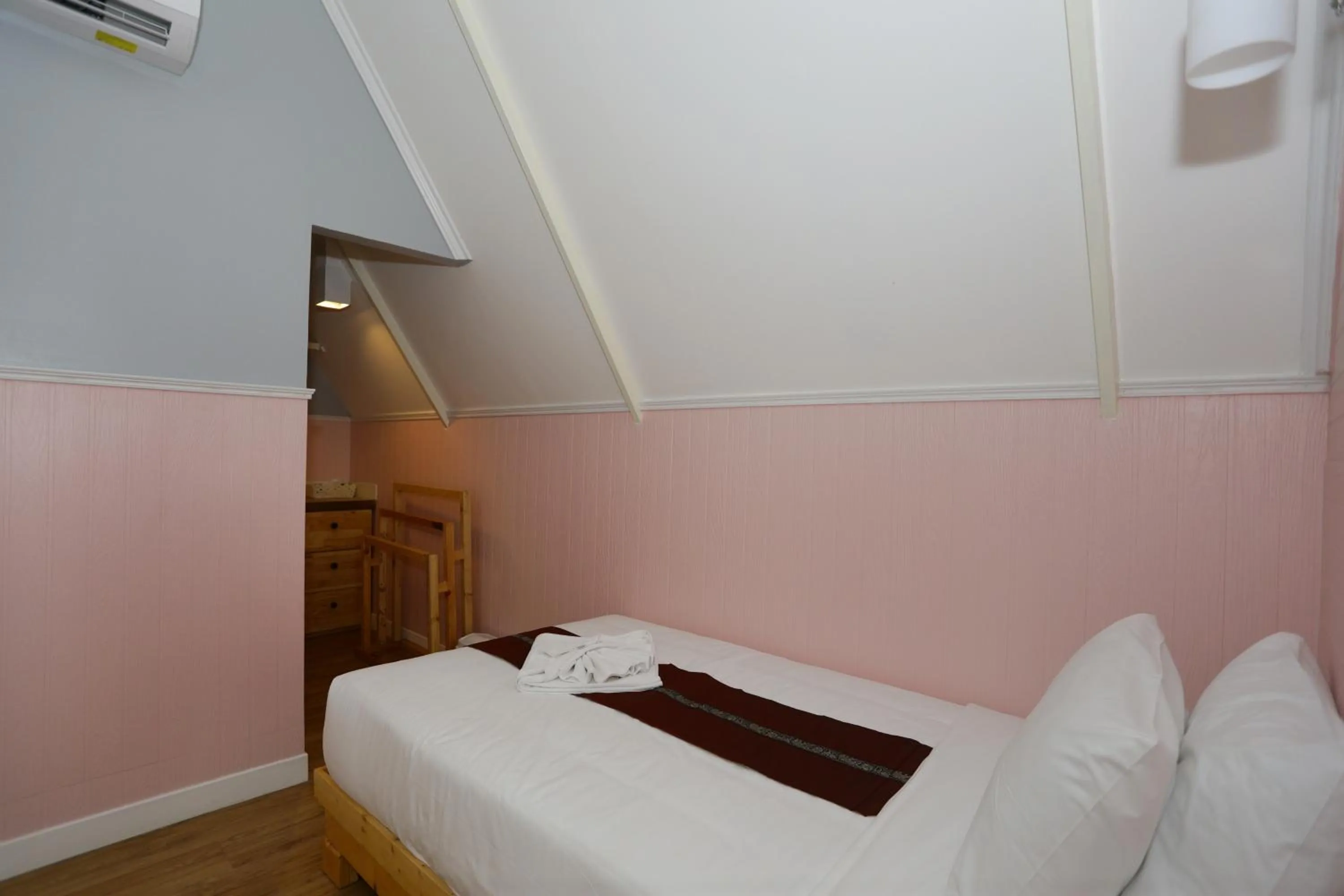 Bed in Pattaya Paradise Beach Resort