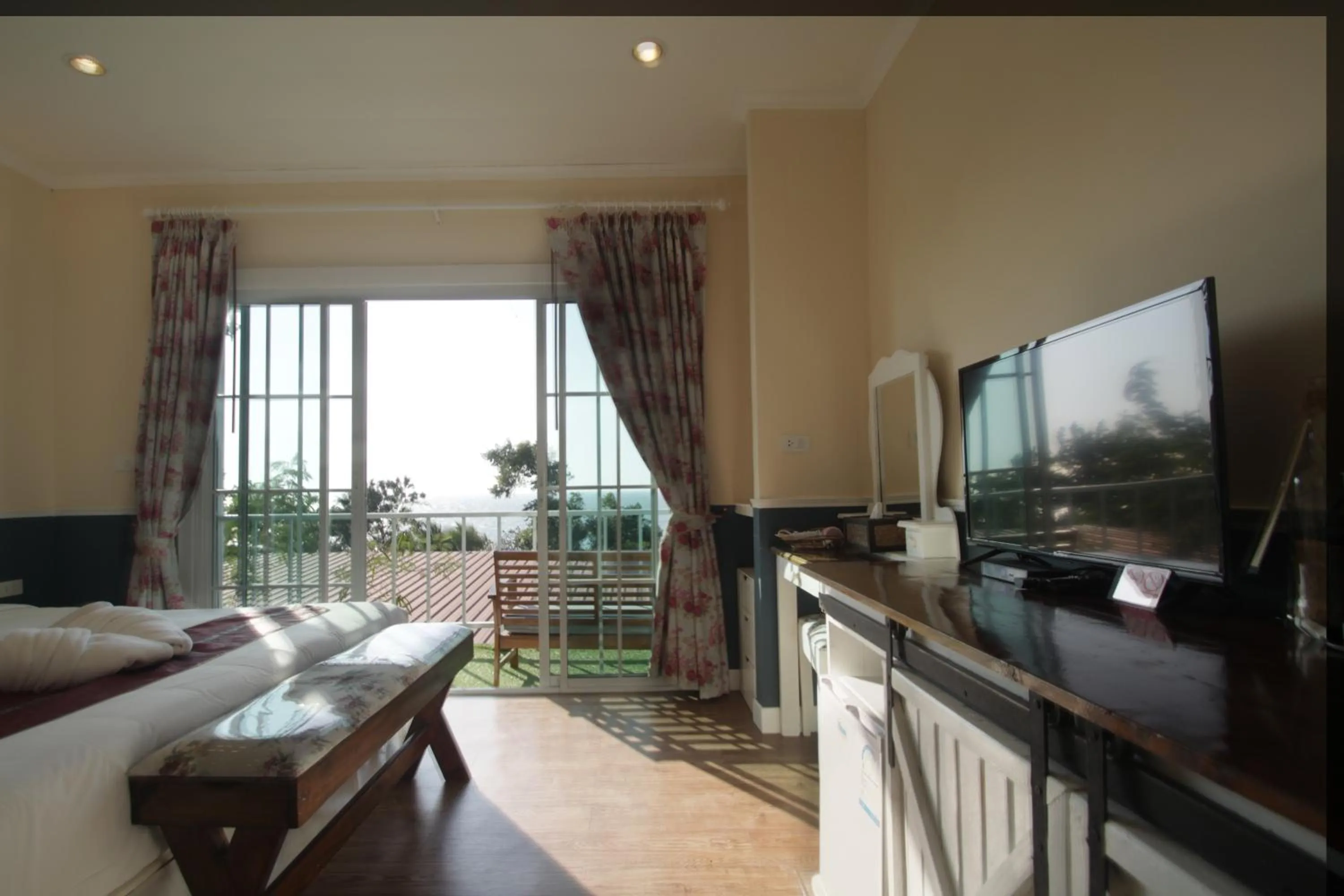 View (from property/room), Bed in Pattaya Paradise Beach Resort