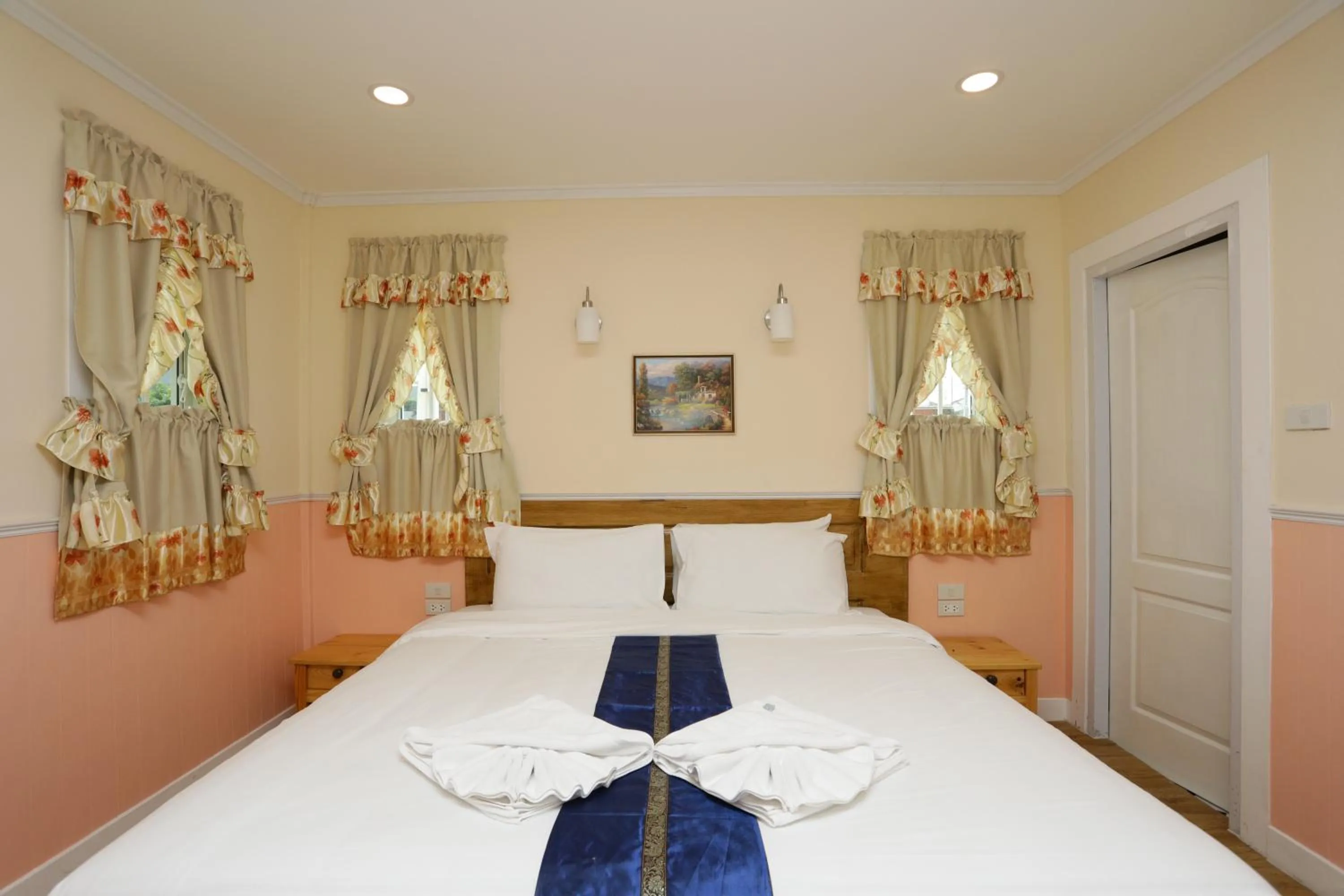 Bed in Pattaya Paradise Beach Resort