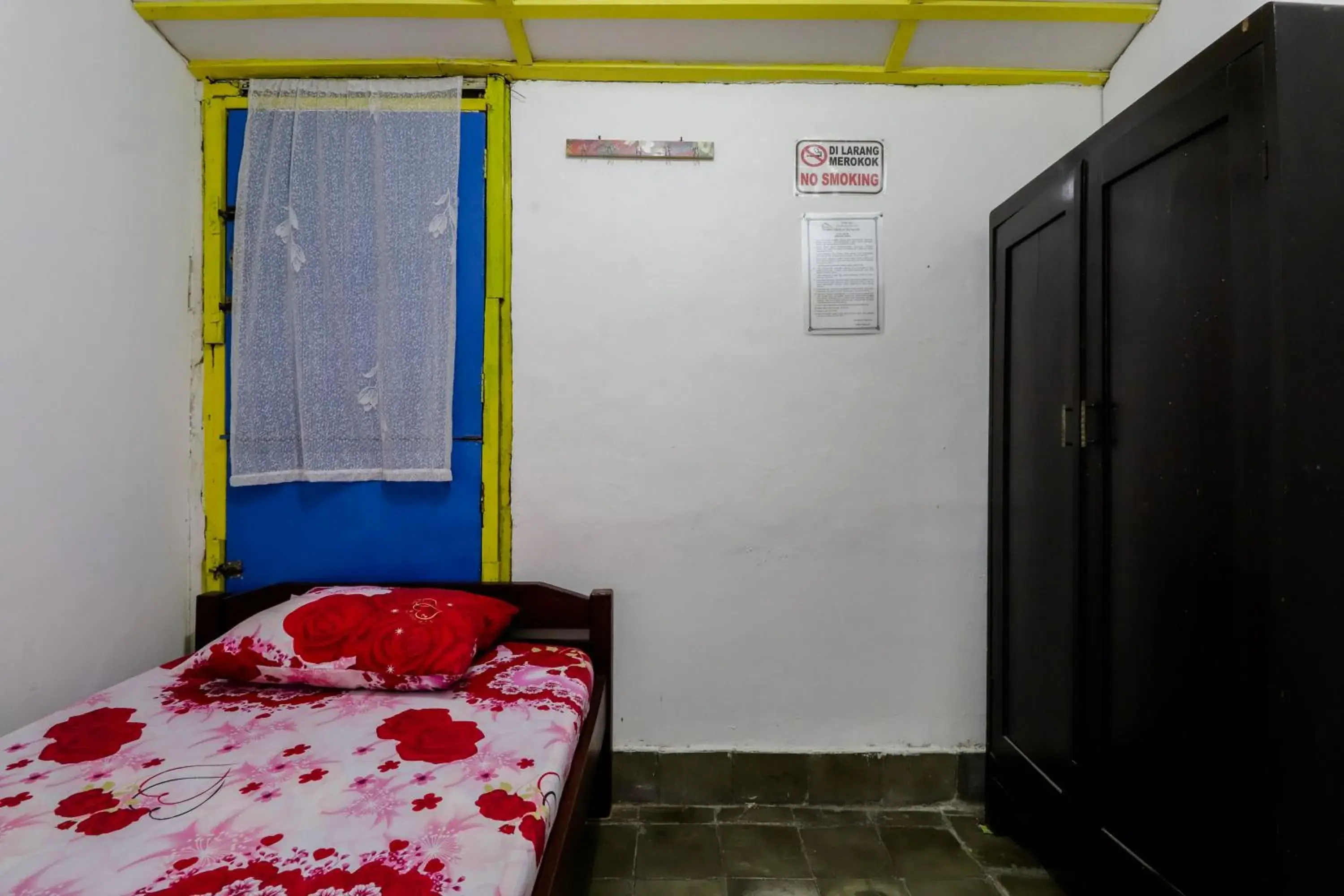 Standard Single Room with Shared Bathroom in Homestay Ndalem Soewondo Standard Single Room with Shared Bathroom in Homestay Ndalem Soewondo