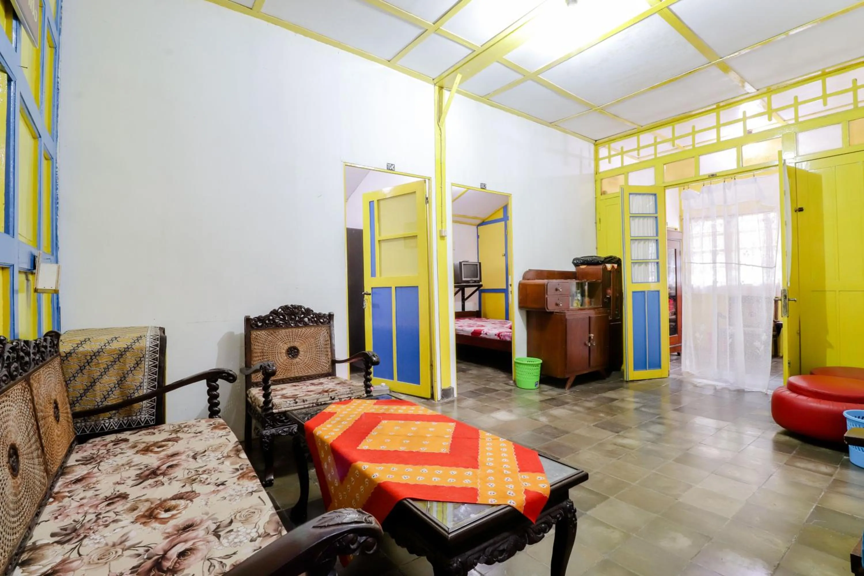 Seating area in Homestay Ndalem Soewondo