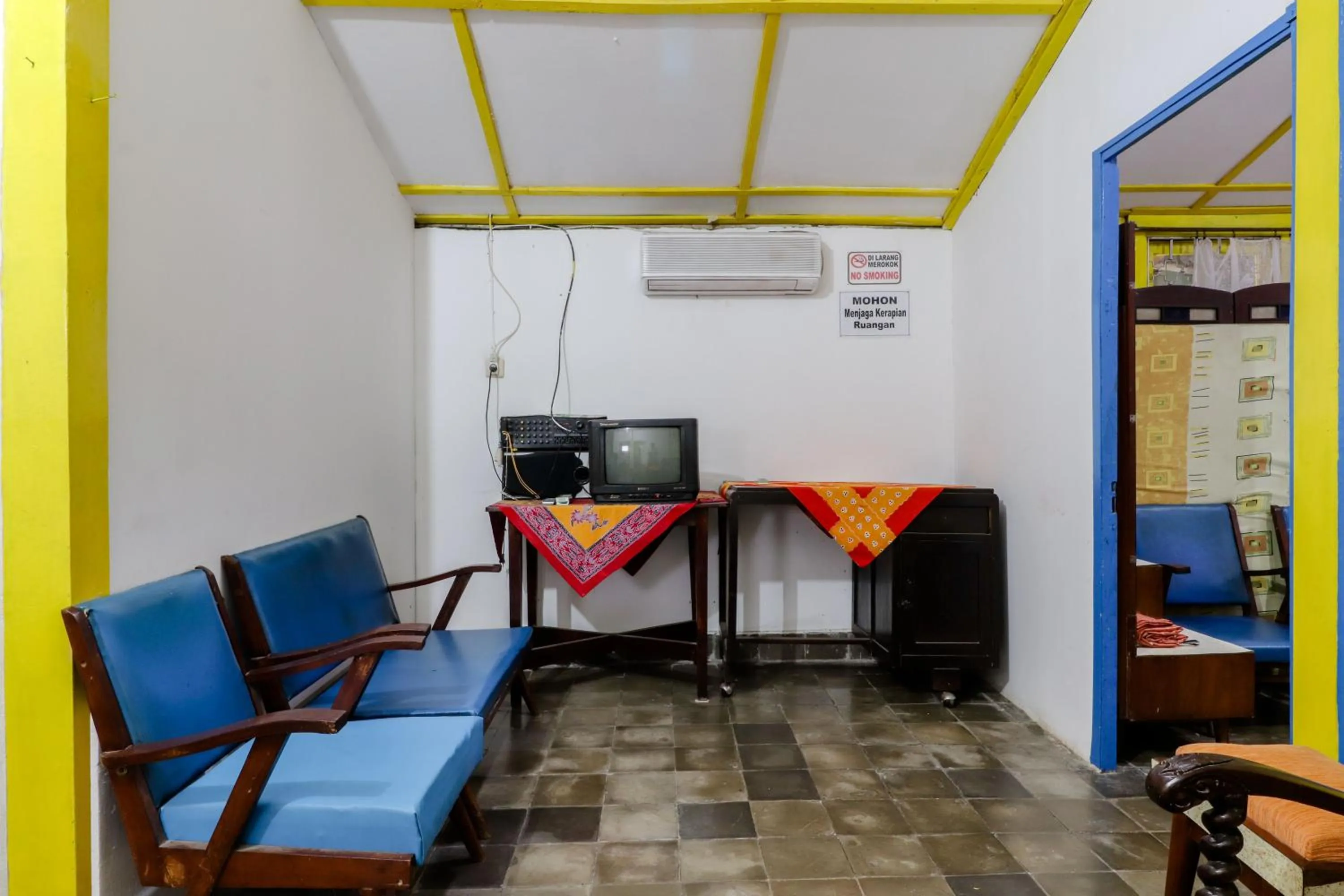 TV and multimedia in Homestay Ndalem Soewondo