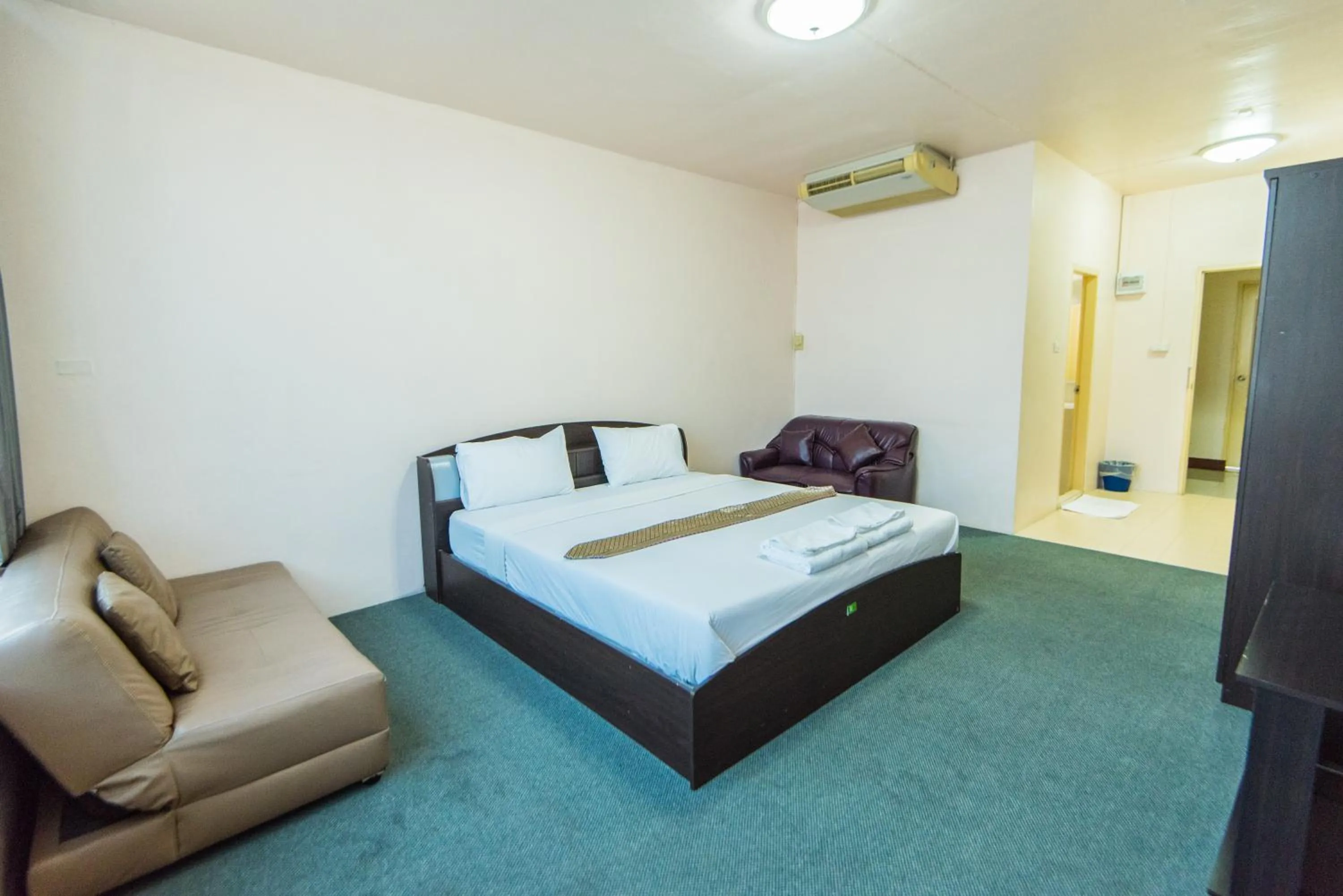 Seating area, Bed in King Royal 2