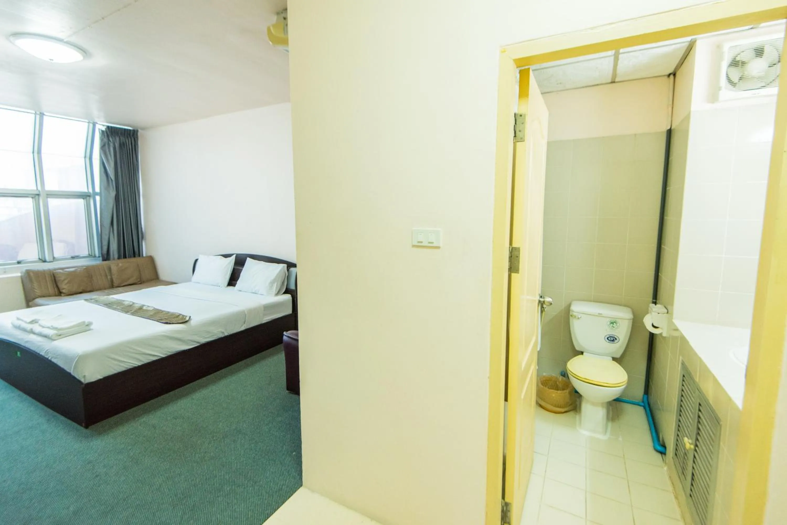 Bathroom, Bed in King Royal 2