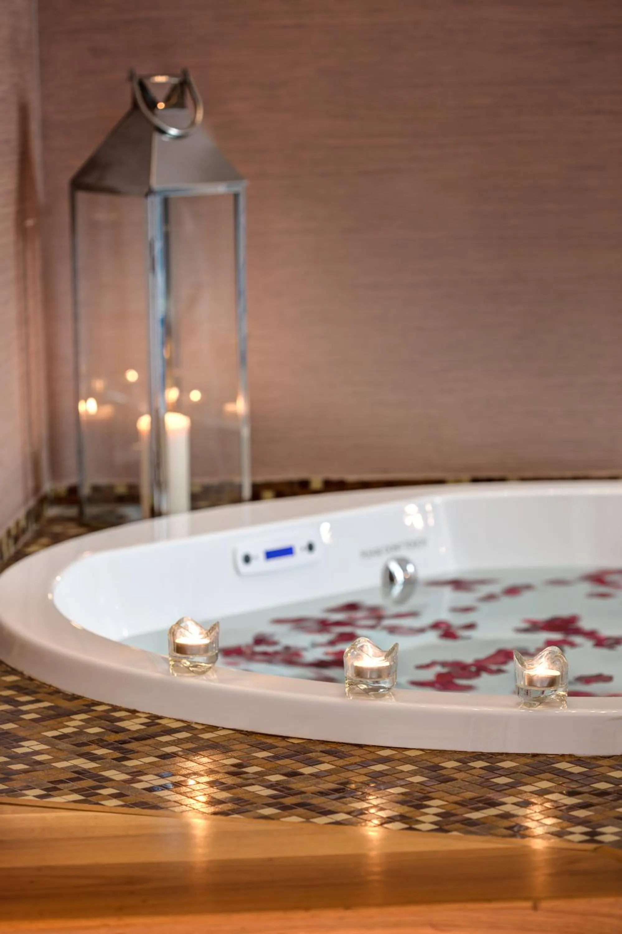 Hot Tub in Dharma Luxury Hotel