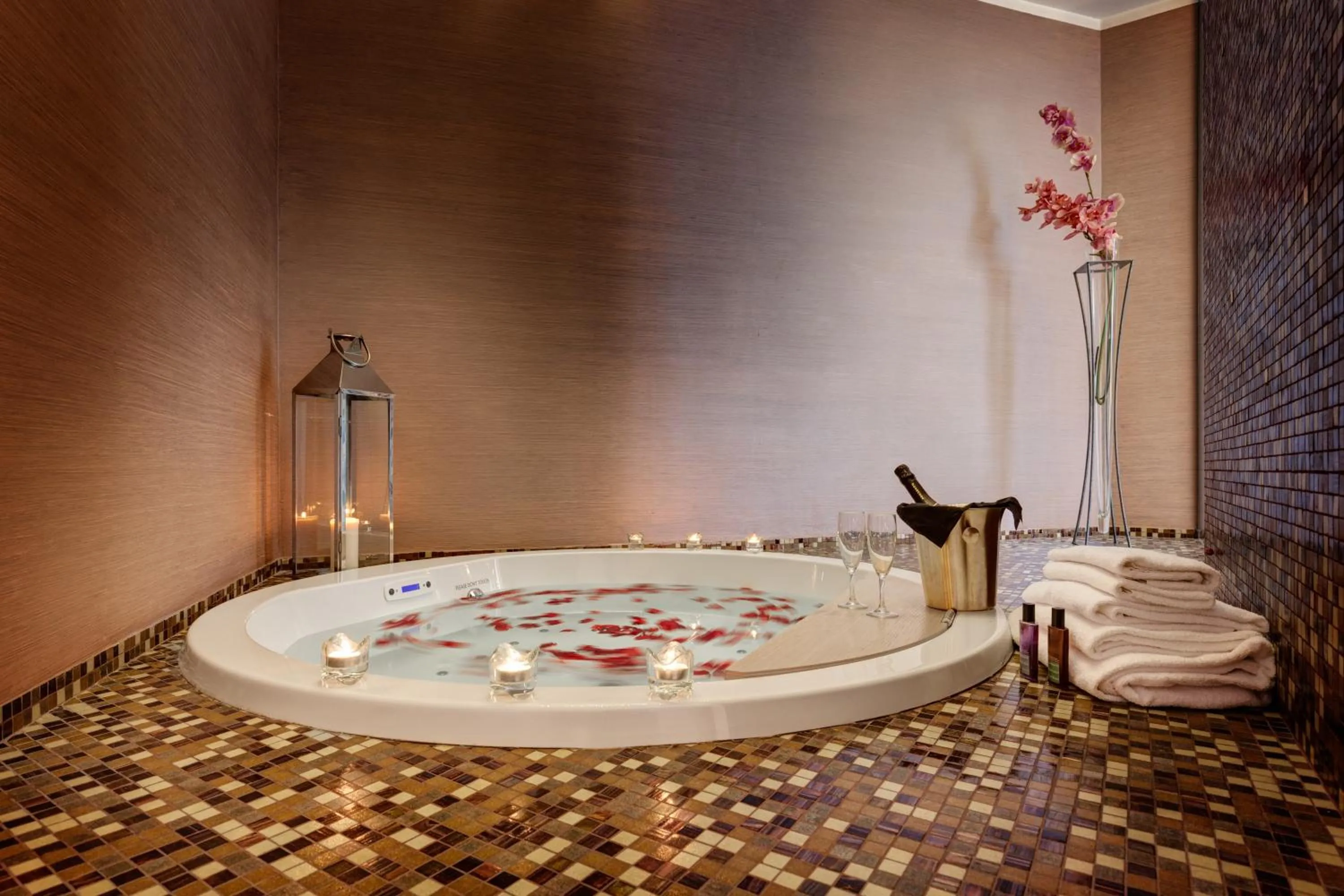 Hot Tub in Dharma Luxury Hotel