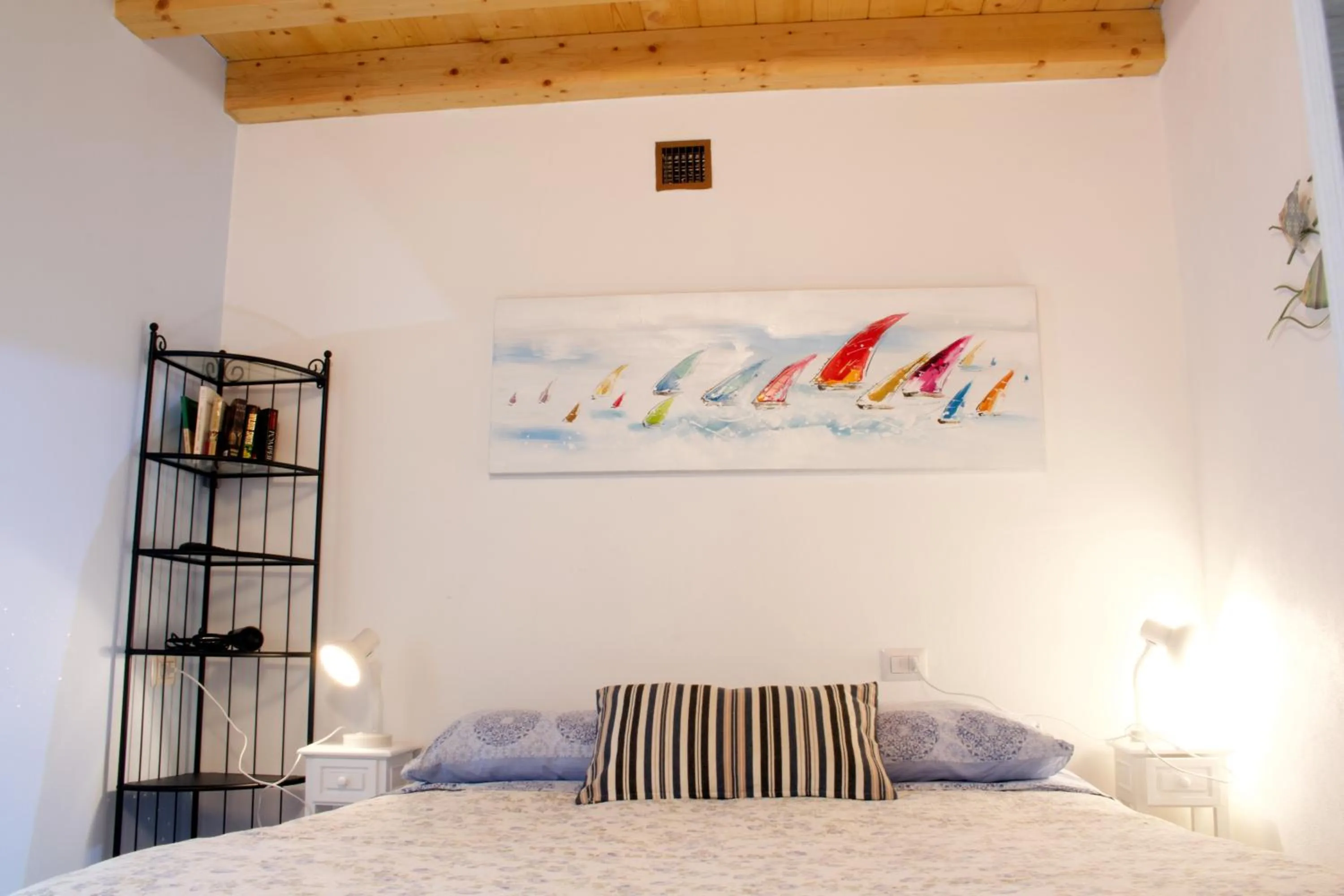 Photo of the whole room, Bed in LA MAGNOLIA Guests House