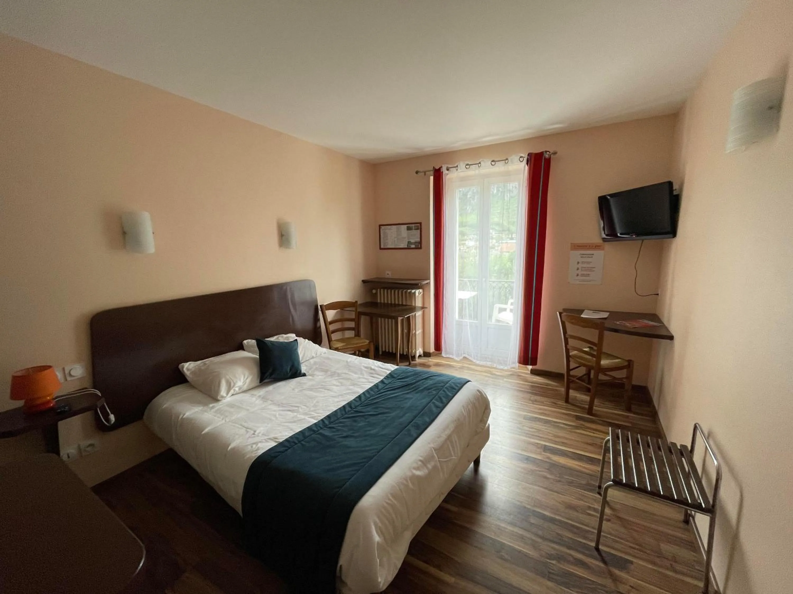 Bed in Logis Hôtel Restaurant de la Poste