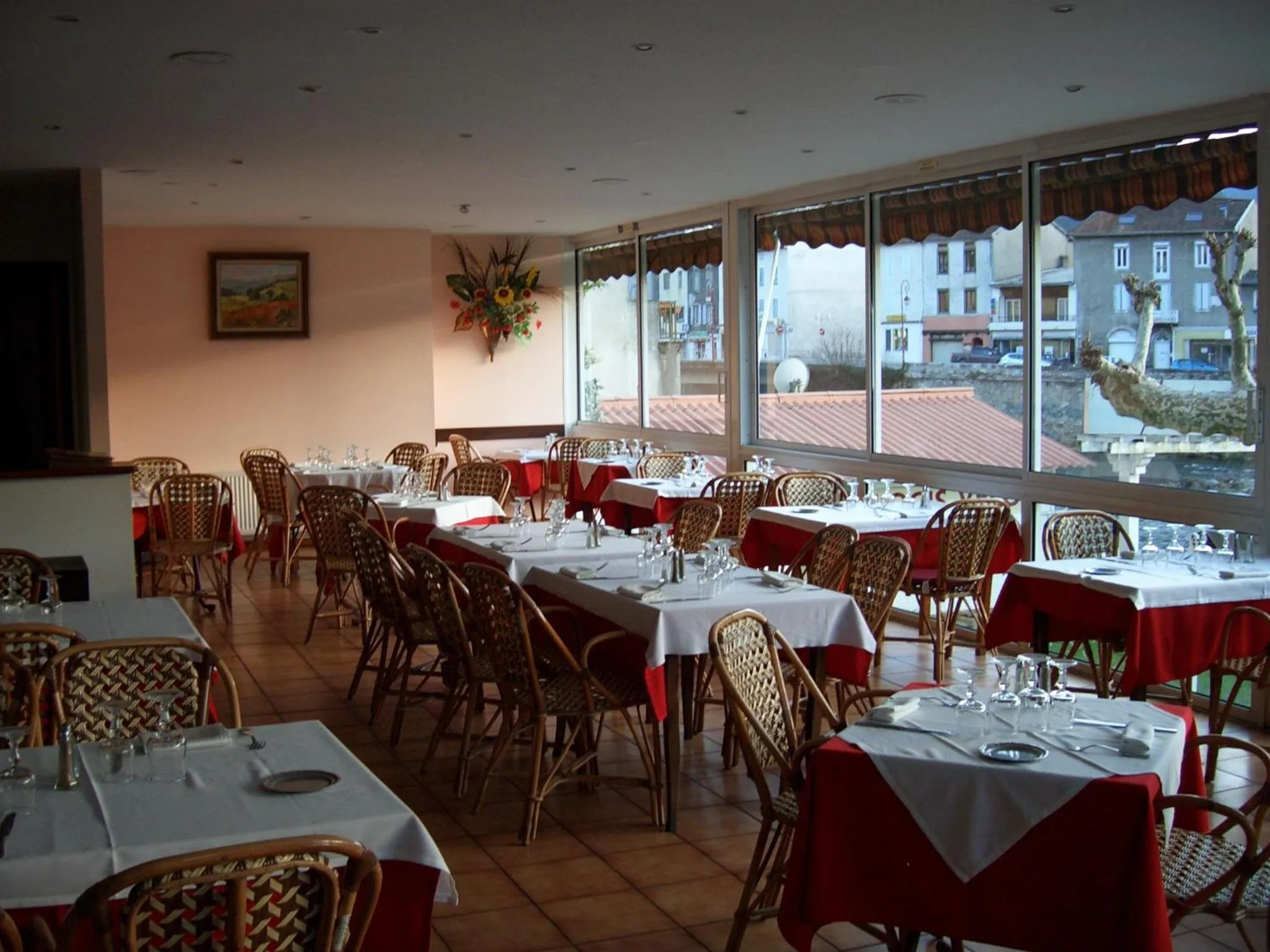 Restaurant/places to eat in Logis Hôtel Restaurant de la Poste