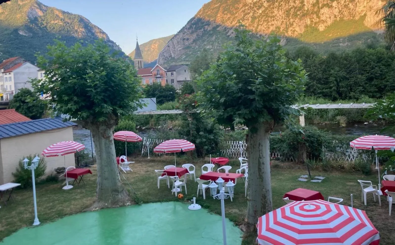 Garden view in Logis Hôtel Restaurant de la Poste