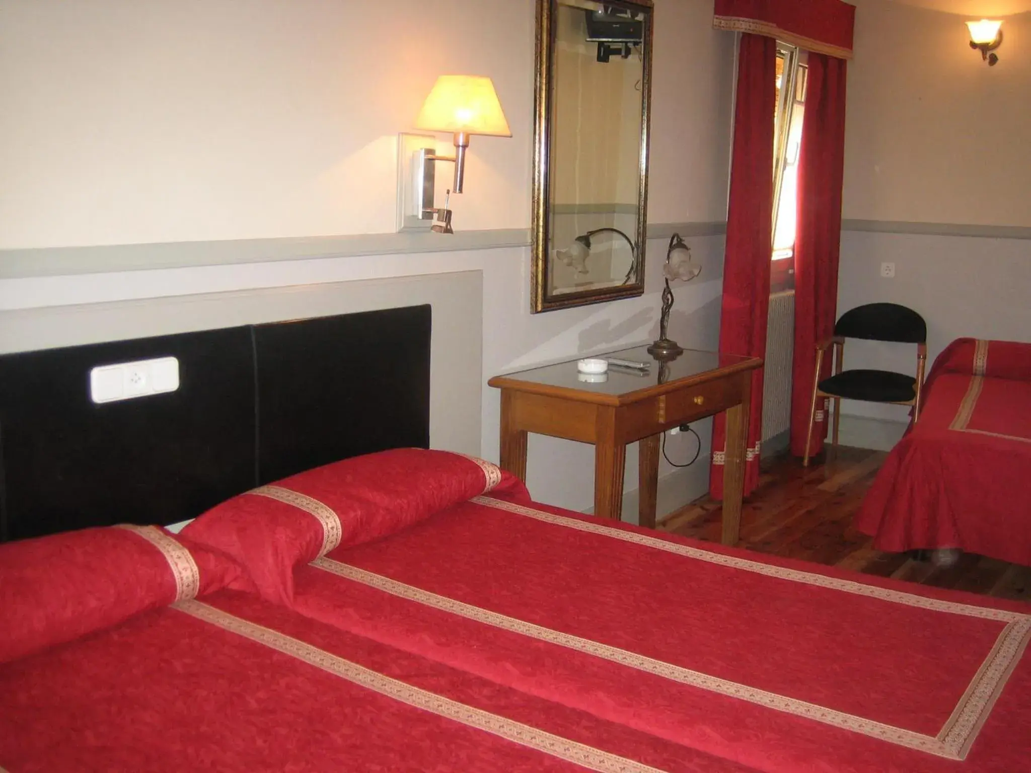Double Room in Hostal Canovas Double Room in Hostal Canovas