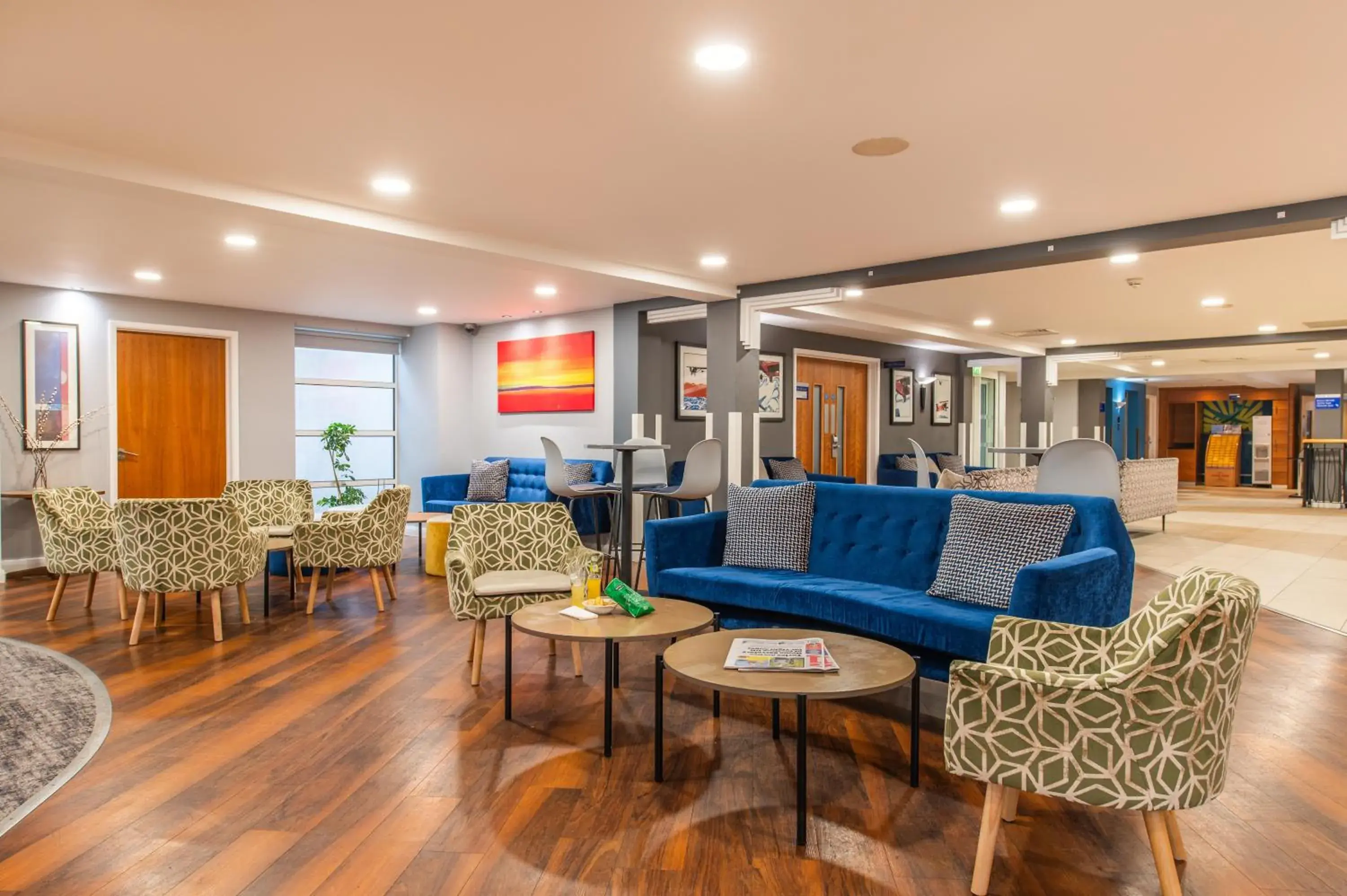 Lounge or bar in Holiday Inn Express Ramsgate – Minster by IHG Lounge or bar in Holiday Inn Express Ramsgate – Minster by IHG