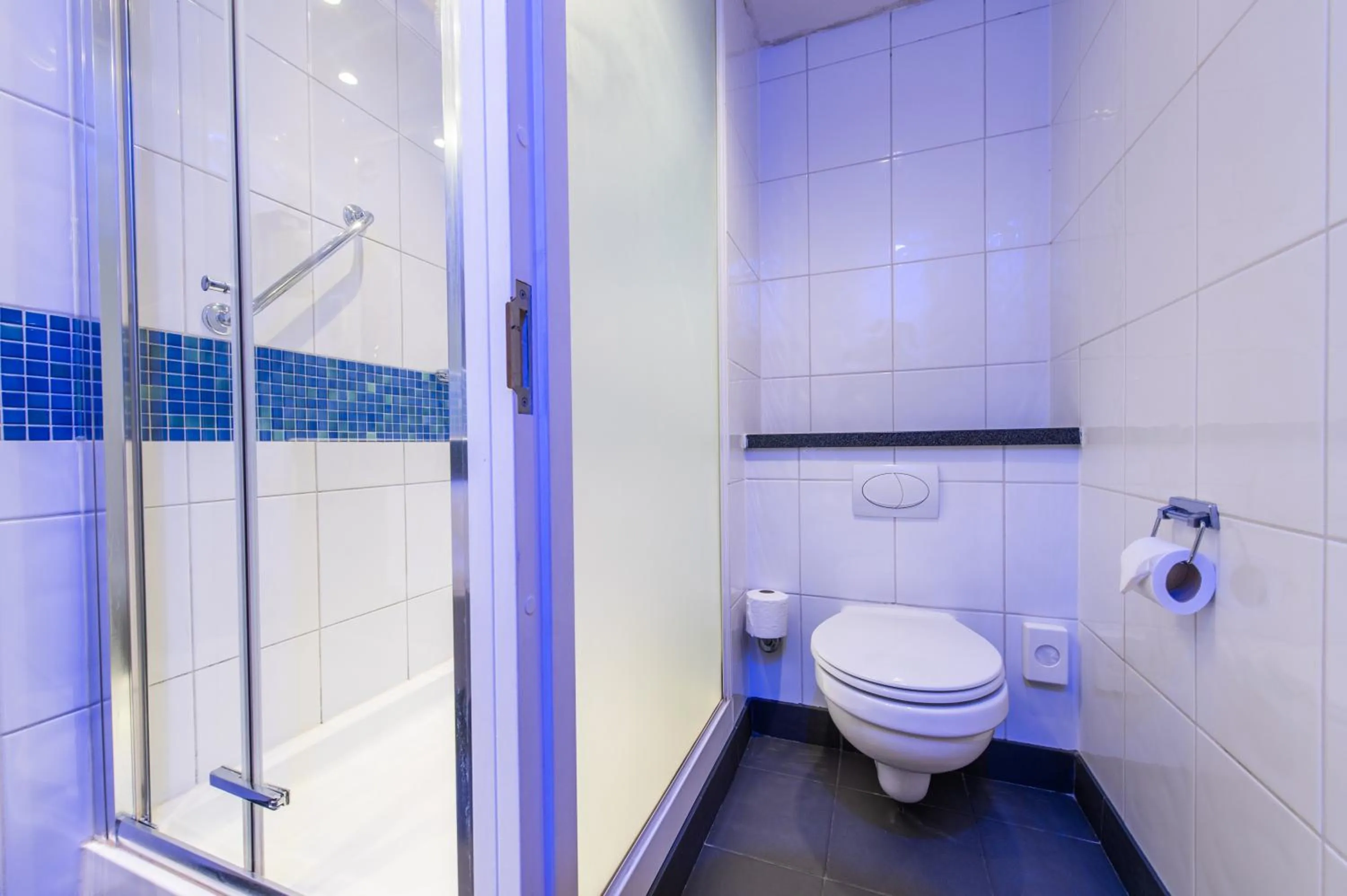 Shower in Holiday Inn Express Ramsgate – Minster by IHG