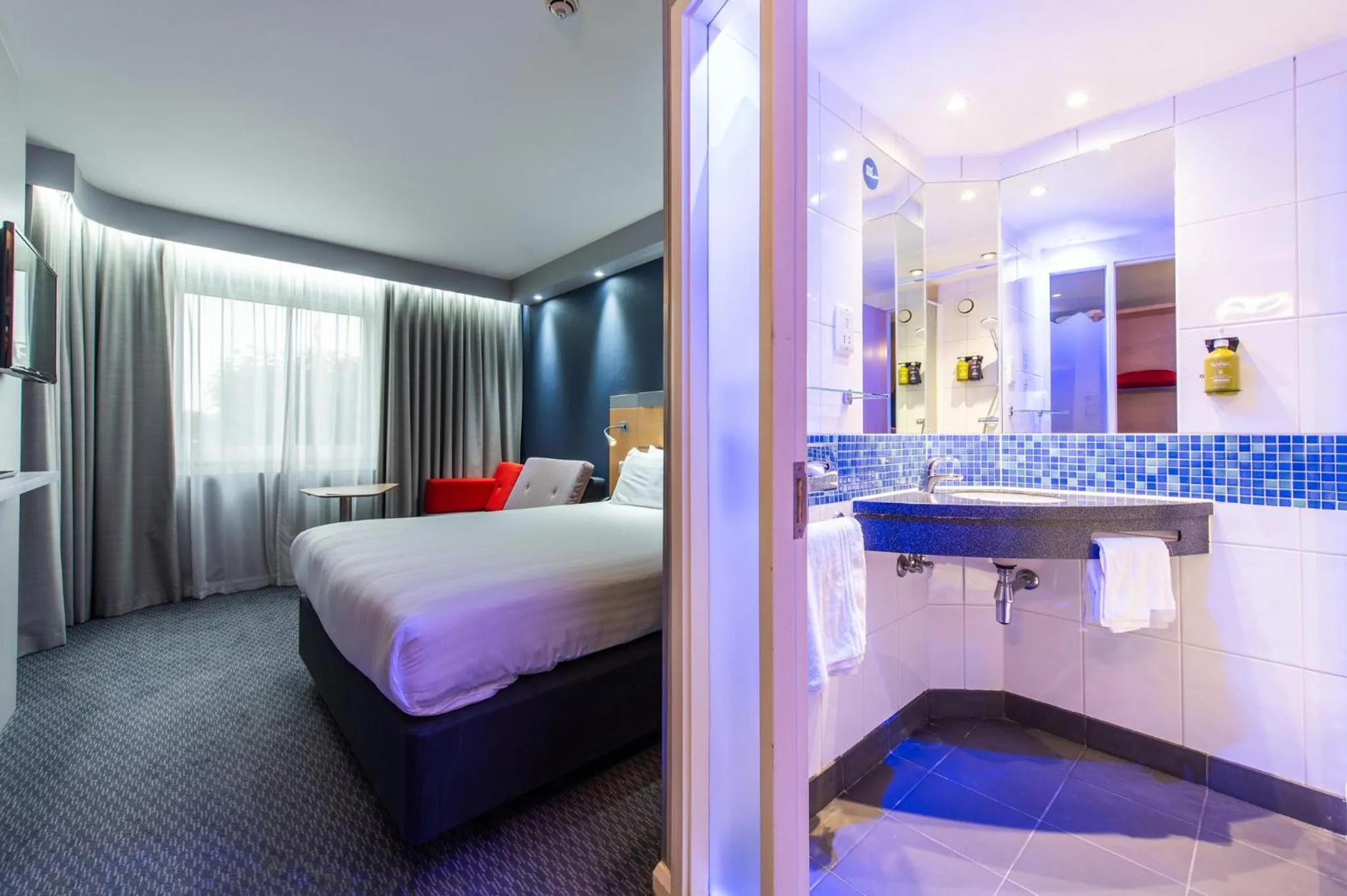 Bathroom, Bed in Holiday Inn Express Ramsgate – Minster by IHG