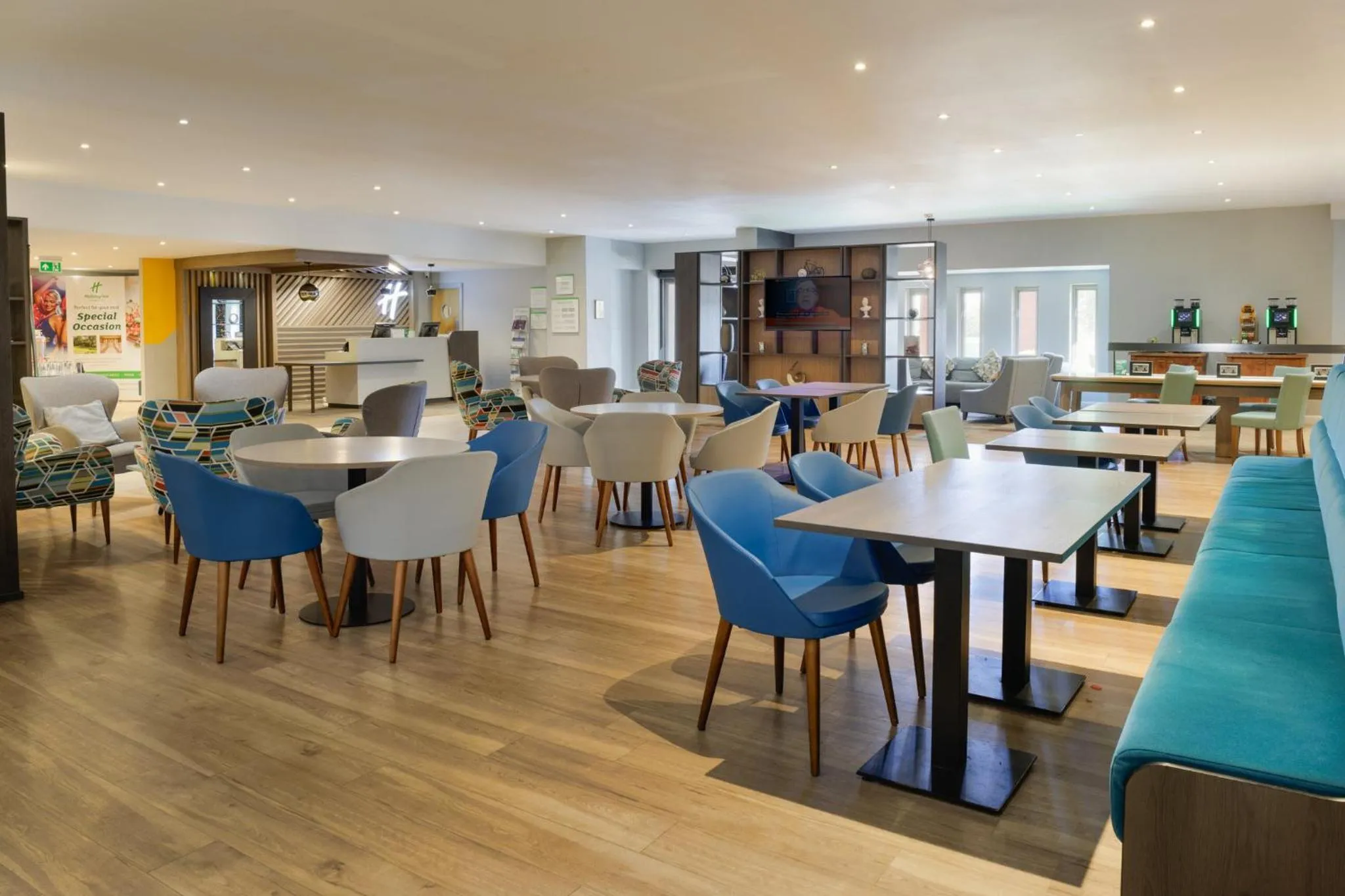 Lounge or bar in Holiday Inn Mansfield Alfreton M1 Jct 28 by IHG