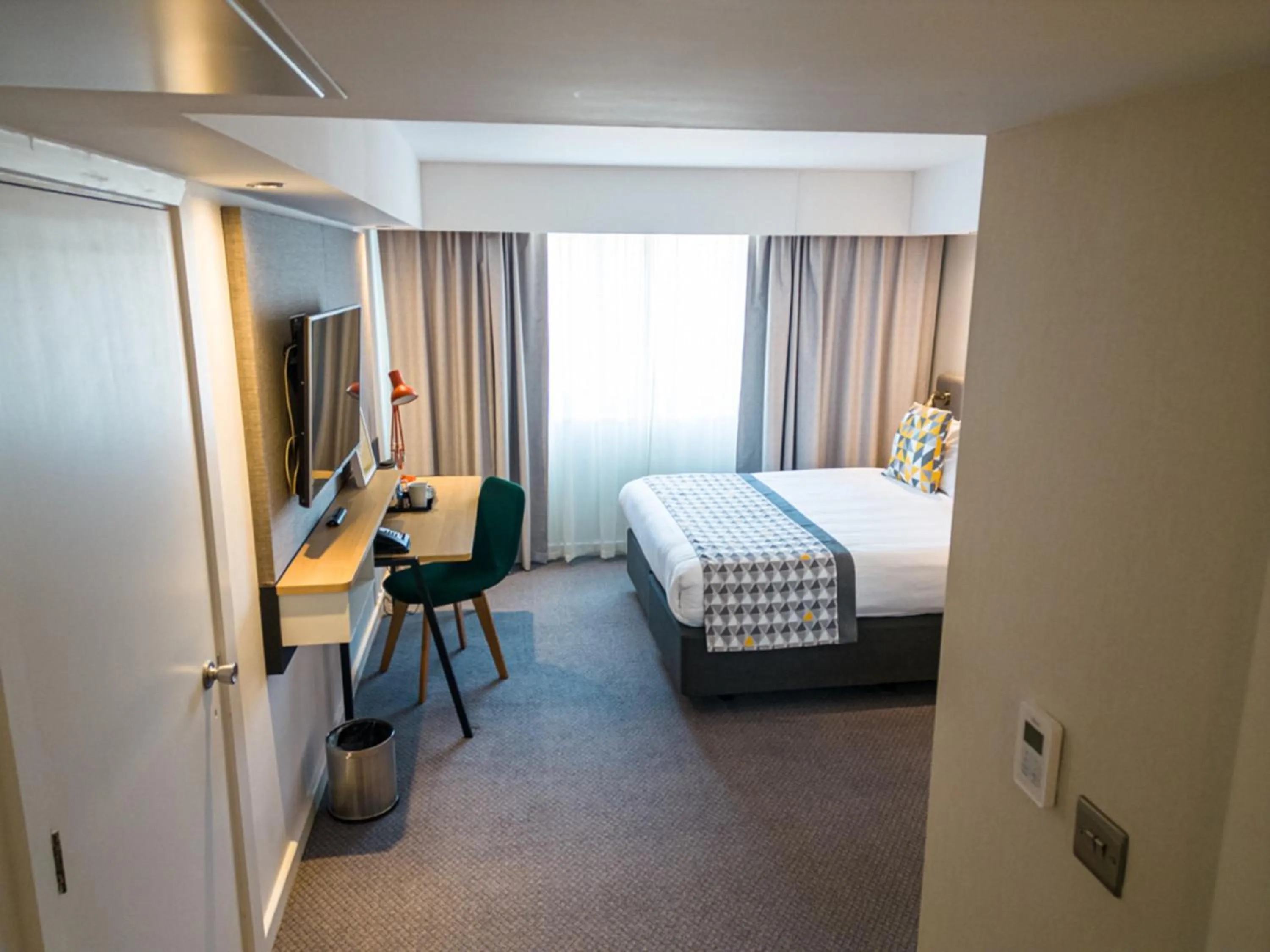 Photo of the whole room, Bed in Holiday Inn Mansfield Alfreton M1 Jct 28 by IHG