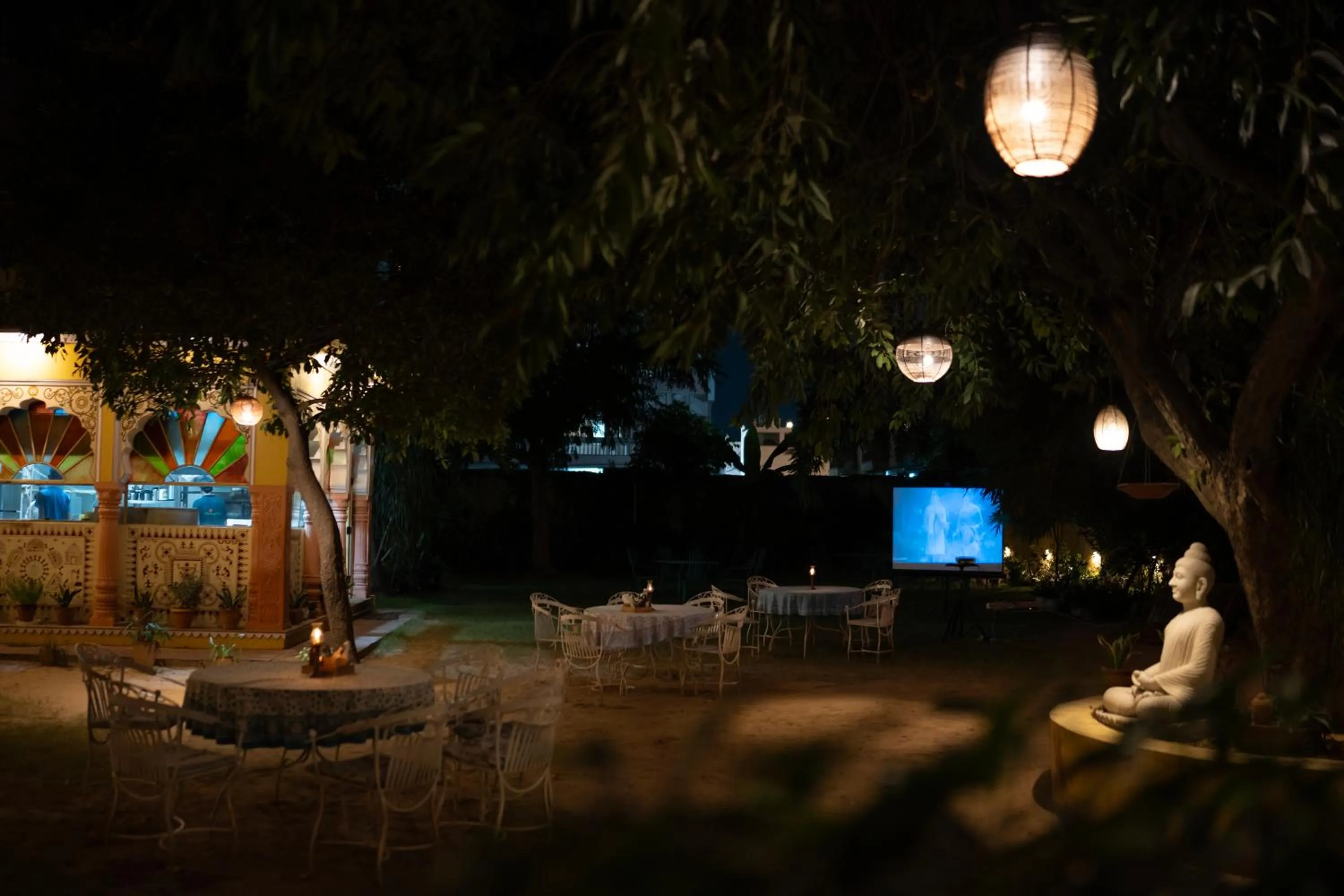 Restaurant/places to eat in Anuraag Villa