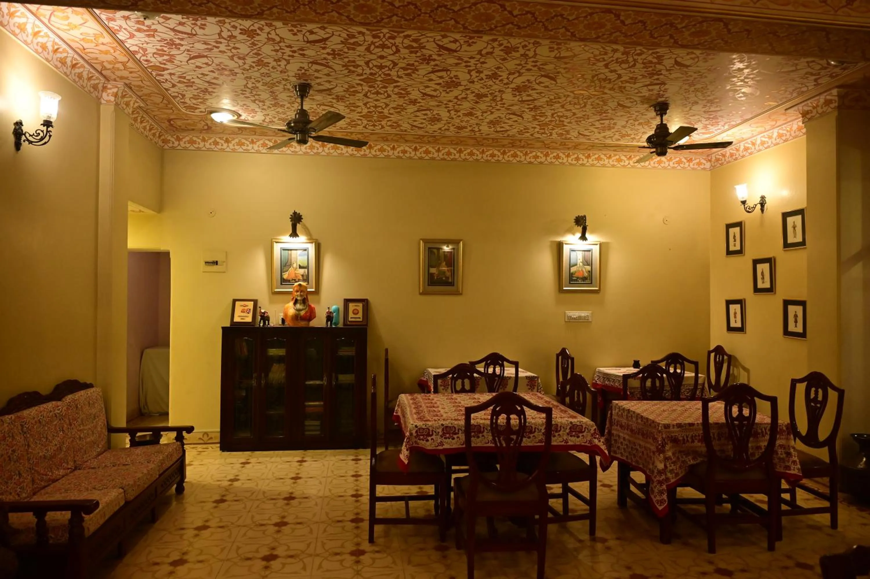 Restaurant/places to eat in Anuraag Villa
