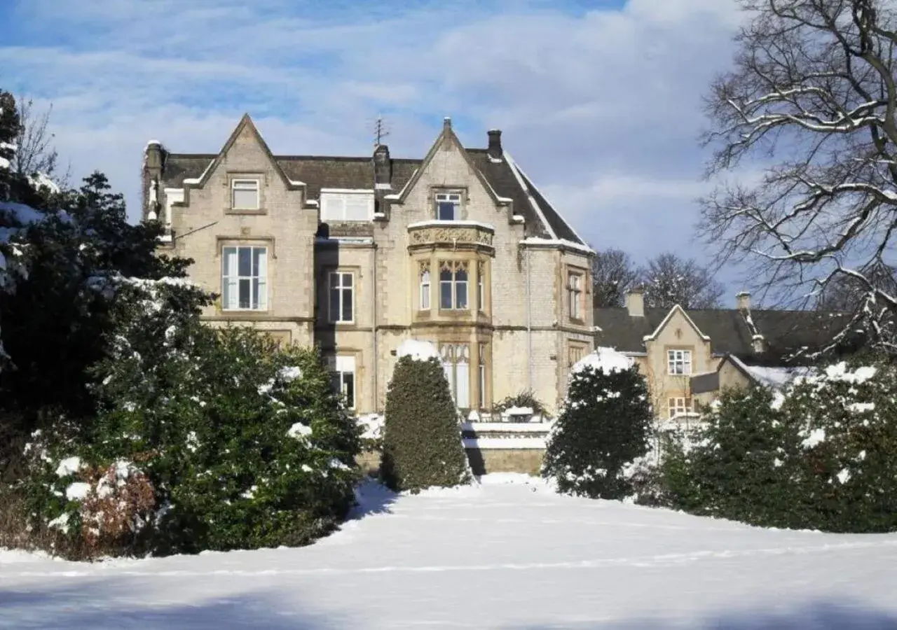 Property building in Mercure Sheffield Kenwood Hall & Spa Property building in Mercure Sheffield Kenwood Hall & Spa