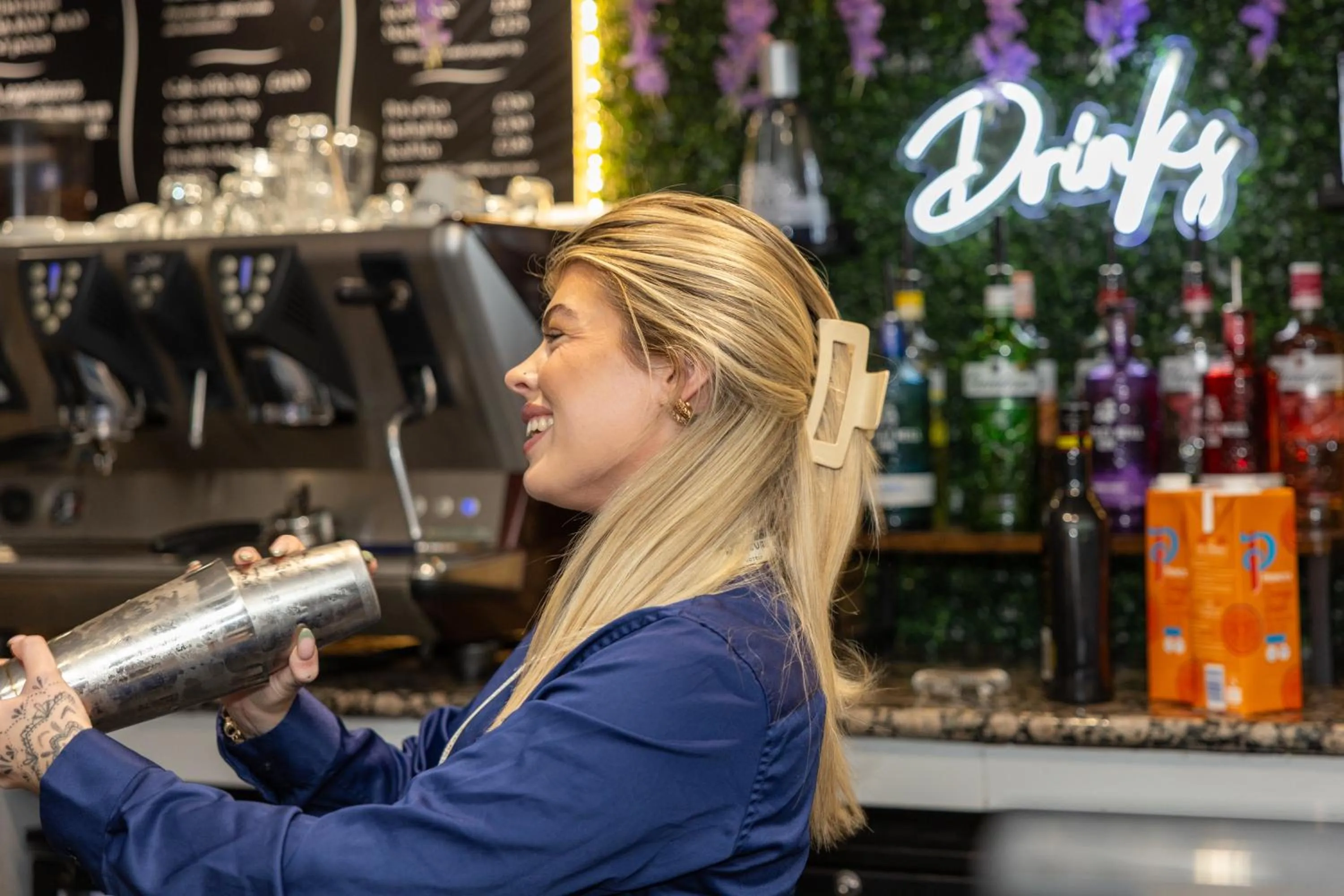 Lounge or bar in Mercure Sheffield Kenwood Hall & Spa