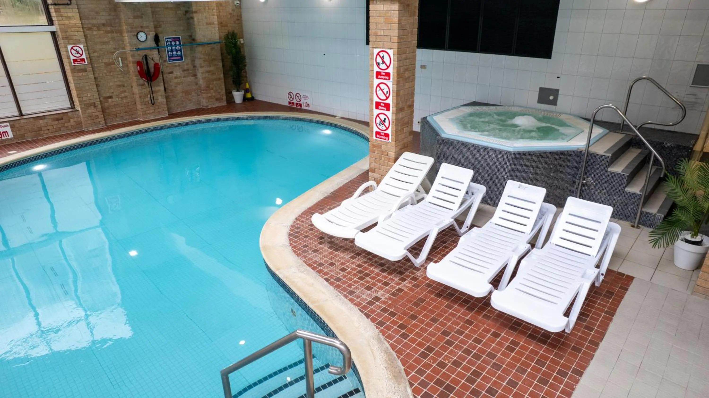 Swimming pool in Mercure Sheffield Kenwood Hall & Spa