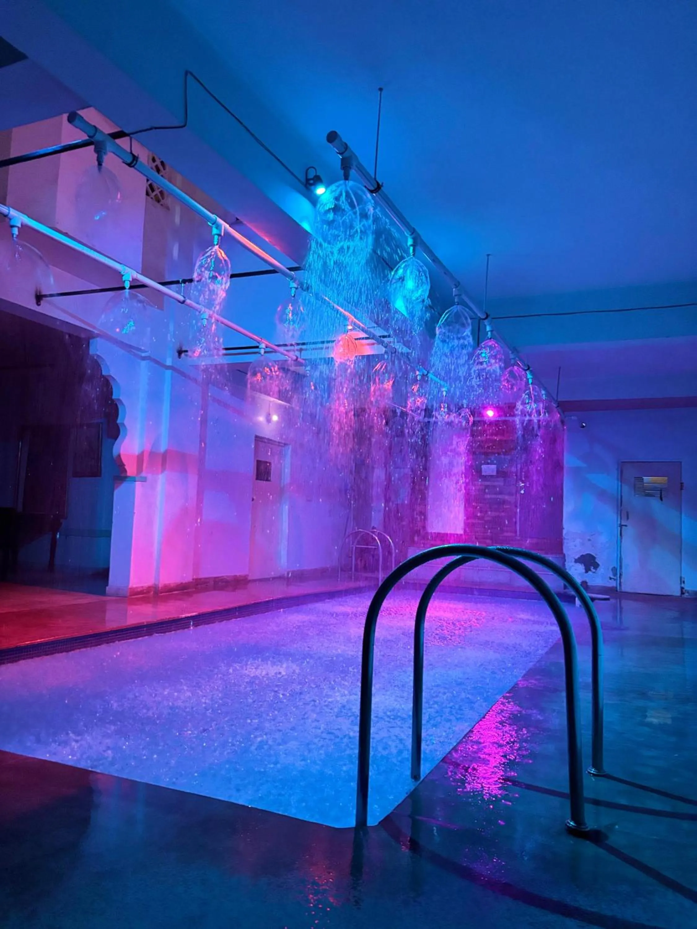 Swimming pool in Rani Mahal Hotel